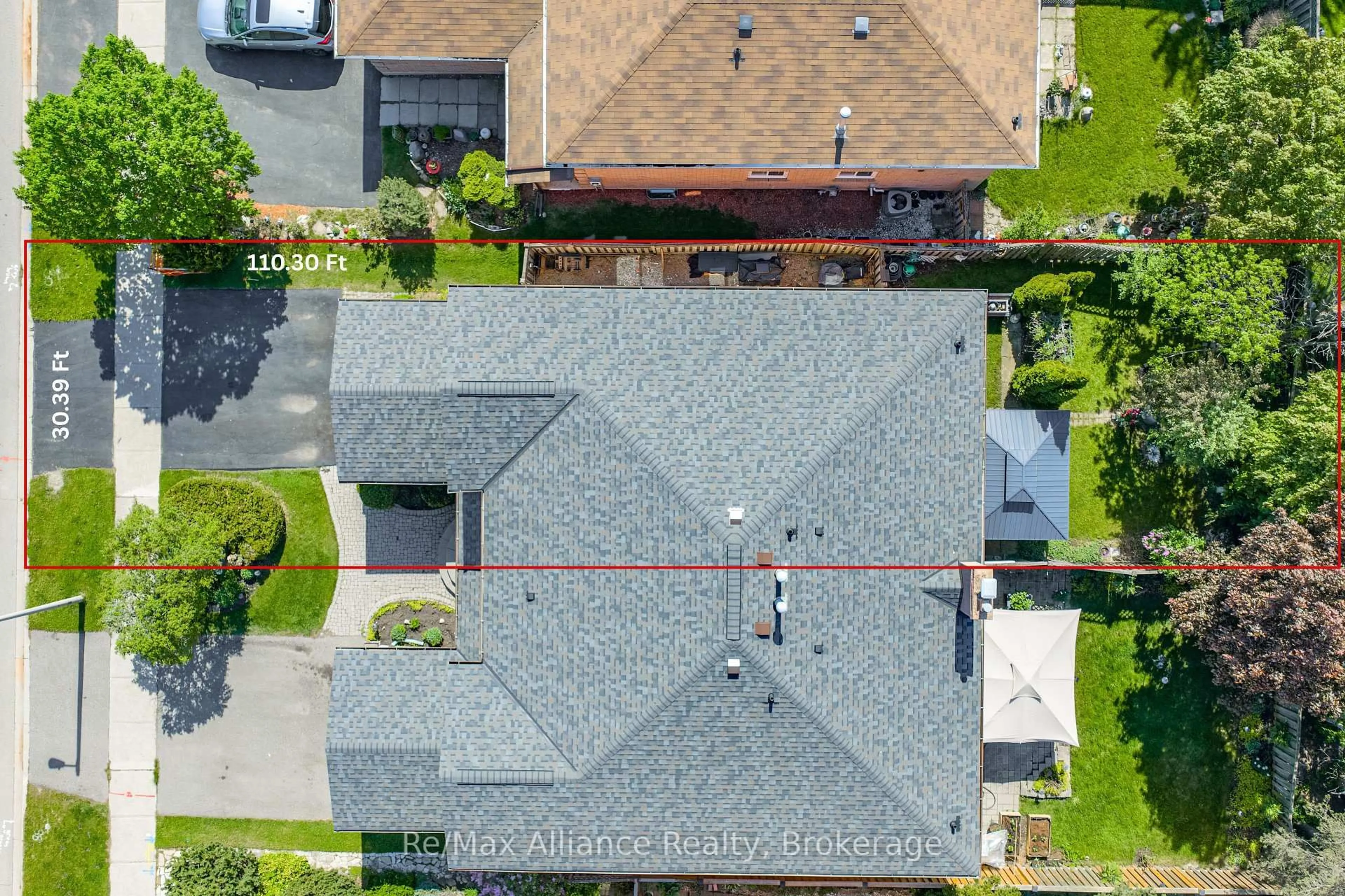 A pic from outside/outdoor area/front of a property/back of a property/a pic from drone, street for 1969 Glenada Cres, Oakville Ontario L6H 4M8