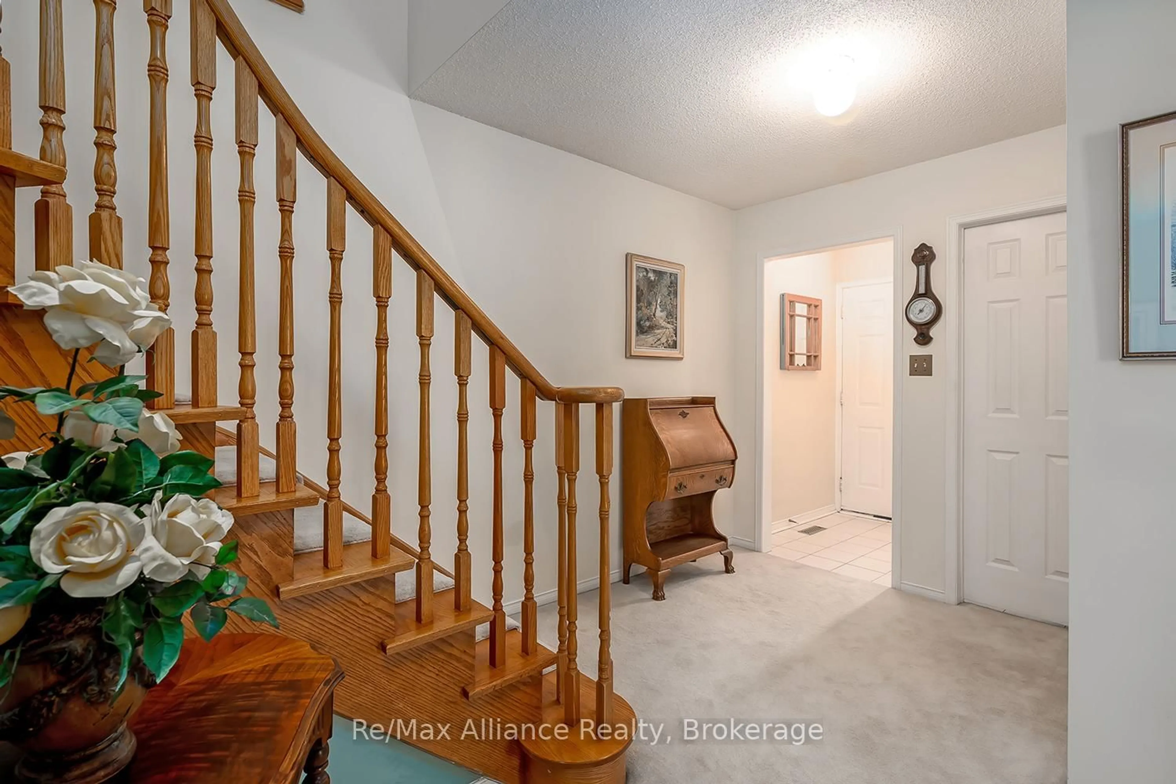 Indoor entryway for 1969 Glenada Cres, Oakville Ontario L6H 4M8