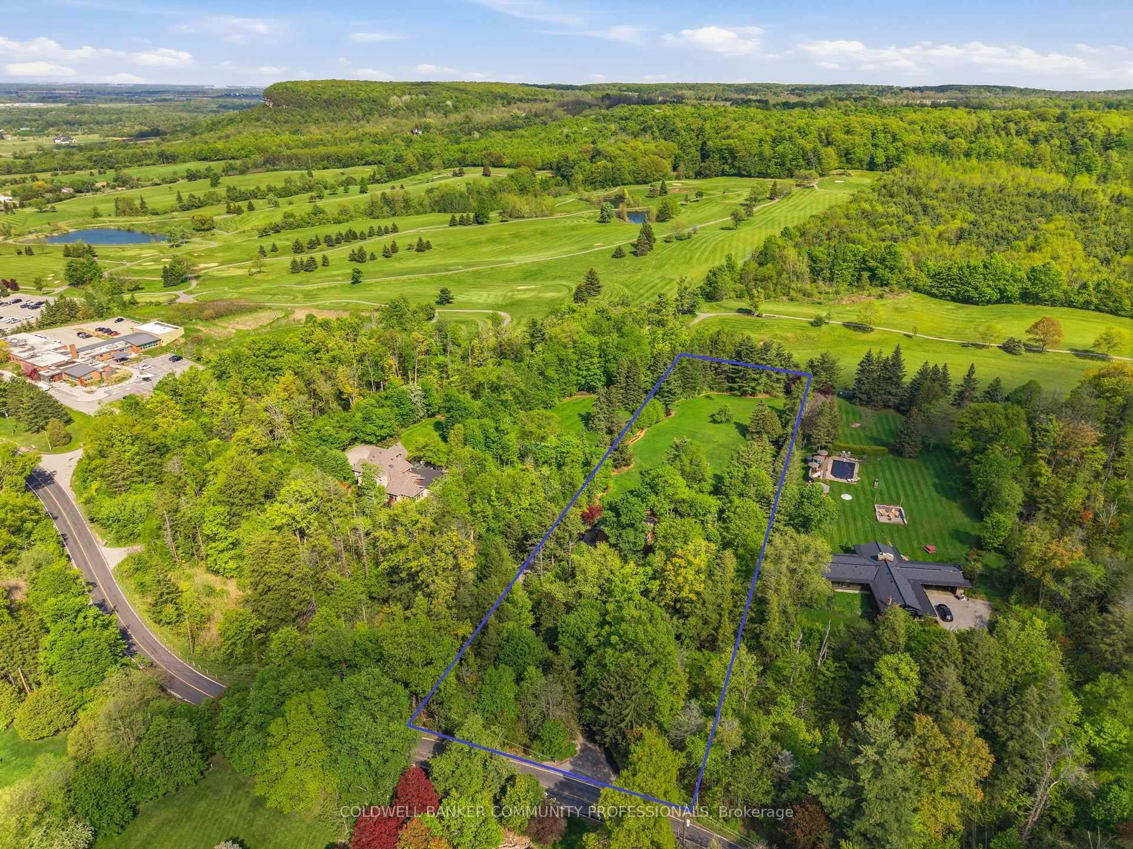 A pic from outside/outdoor area/front of a property/back of a property/a pic from drone, forest/trees view for 2552 Britannia Rd, Burlington Ontario L7P 0G3