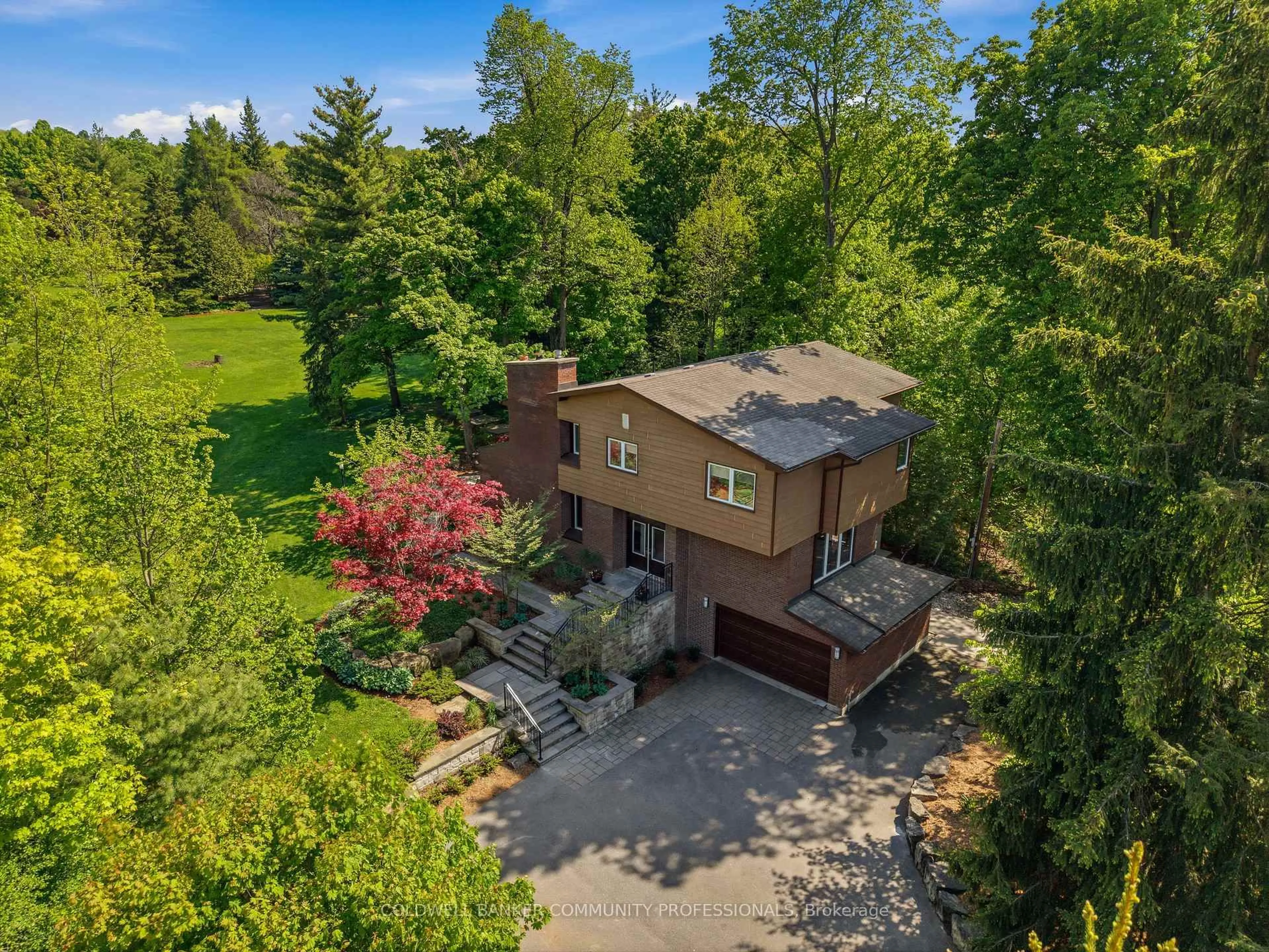 A pic from outside/outdoor area/front of a property/back of a property/a pic from drone, unknown for 2552 Britannia Rd, Burlington Ontario L7P 0G3