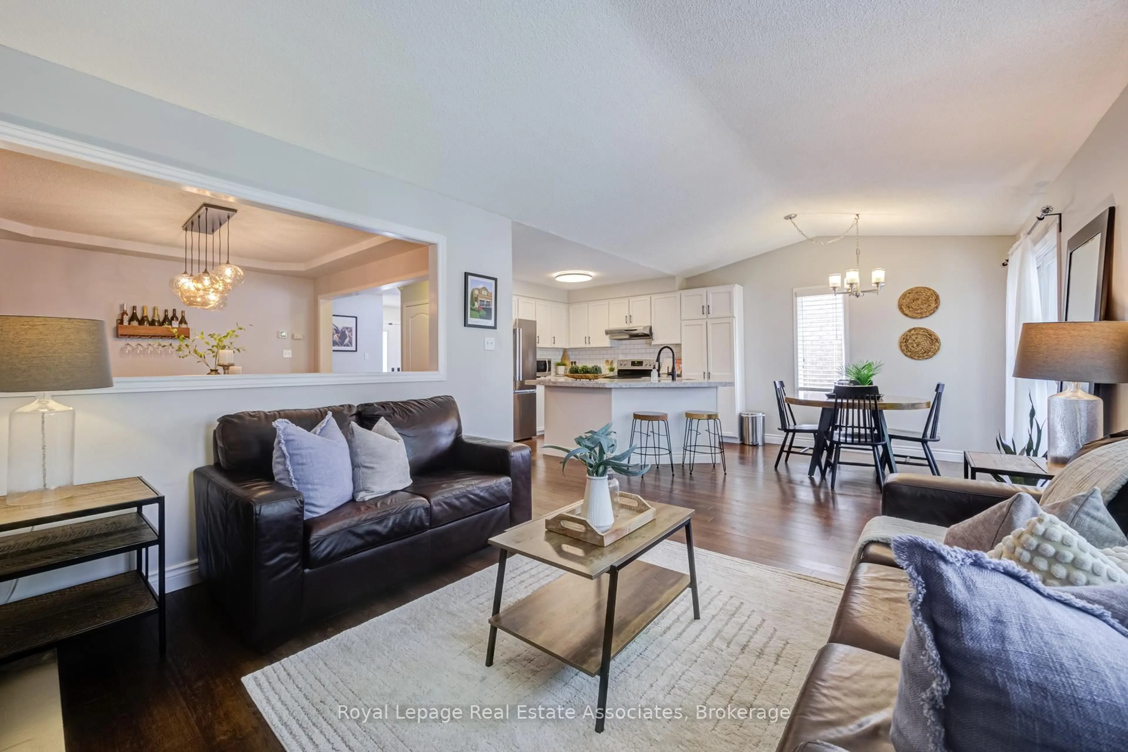 Living room with furniture, wood/laminate floor for 6665 Meteor Crt, Mississauga Ontario L5N 7H9
