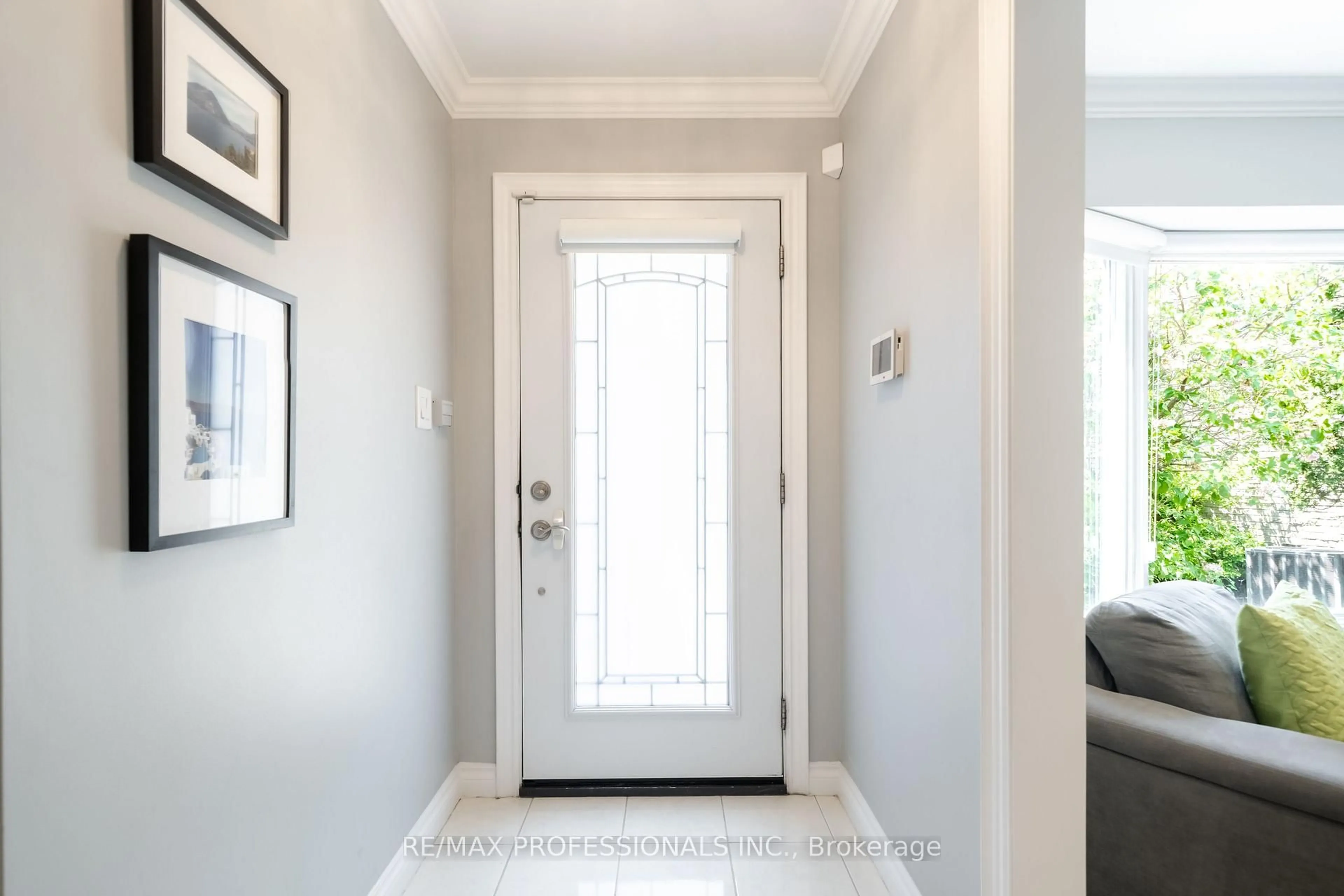 Indoor entryway for 4021 Sasha Crt, Mississauga Ontario L4W 3K9