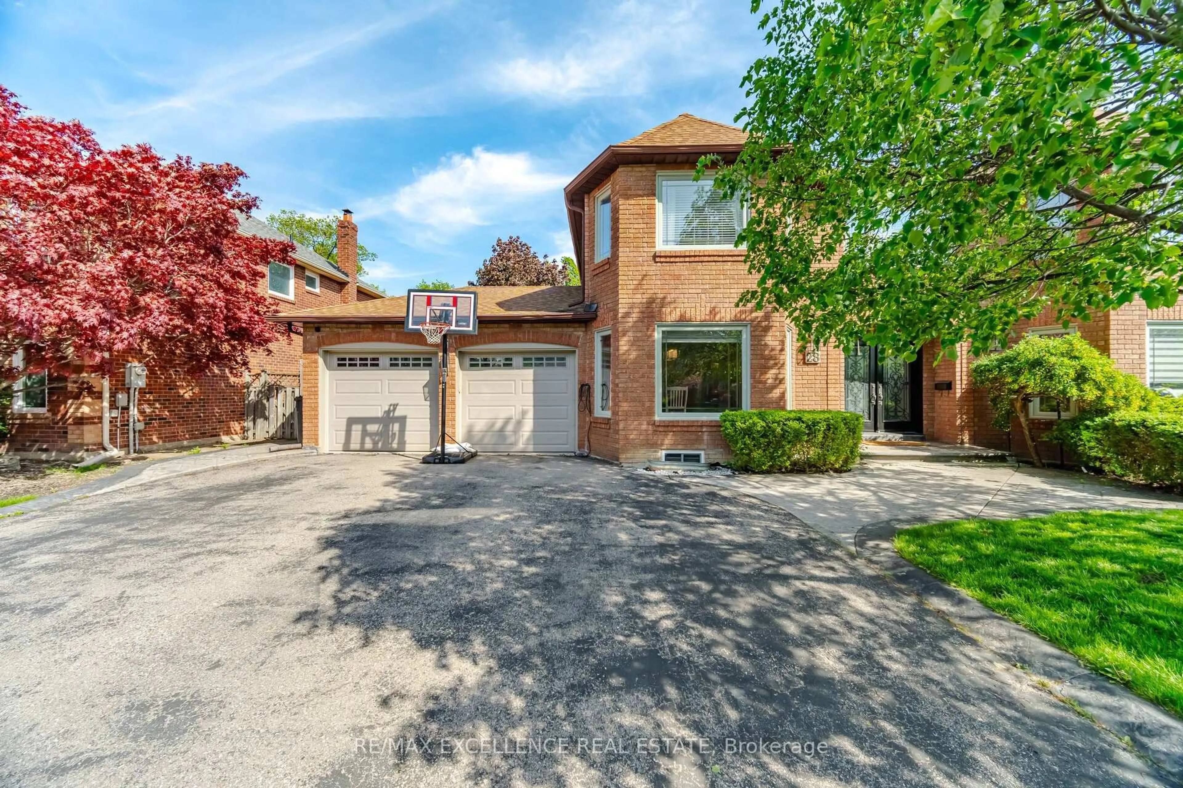 Home with brick exterior material, street for 28 Ridelle Crt, Brampton Ontario L6Z 4M2