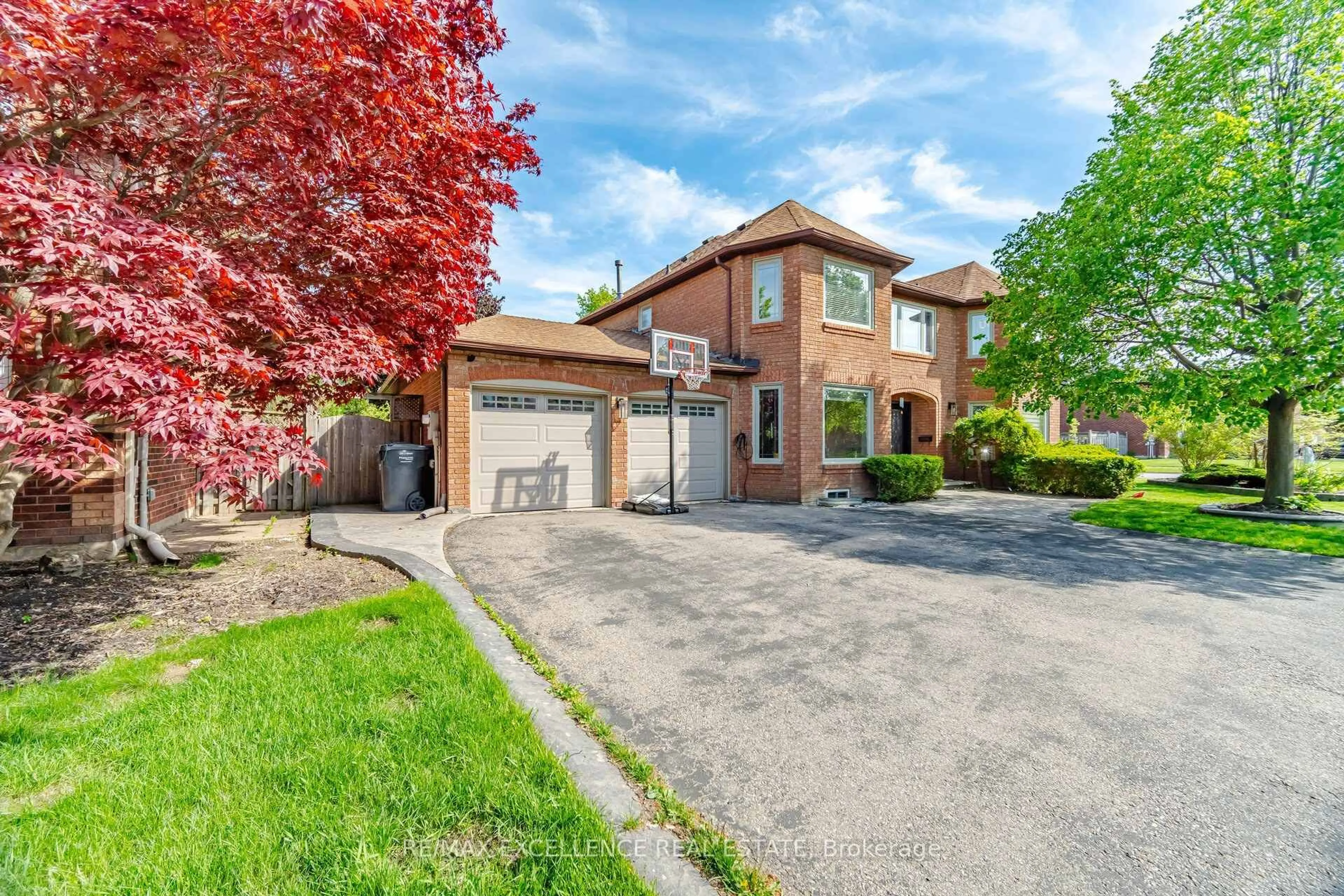 Home with brick exterior material, street for 28 Ridelle Crt, Brampton Ontario L6Z 4M2