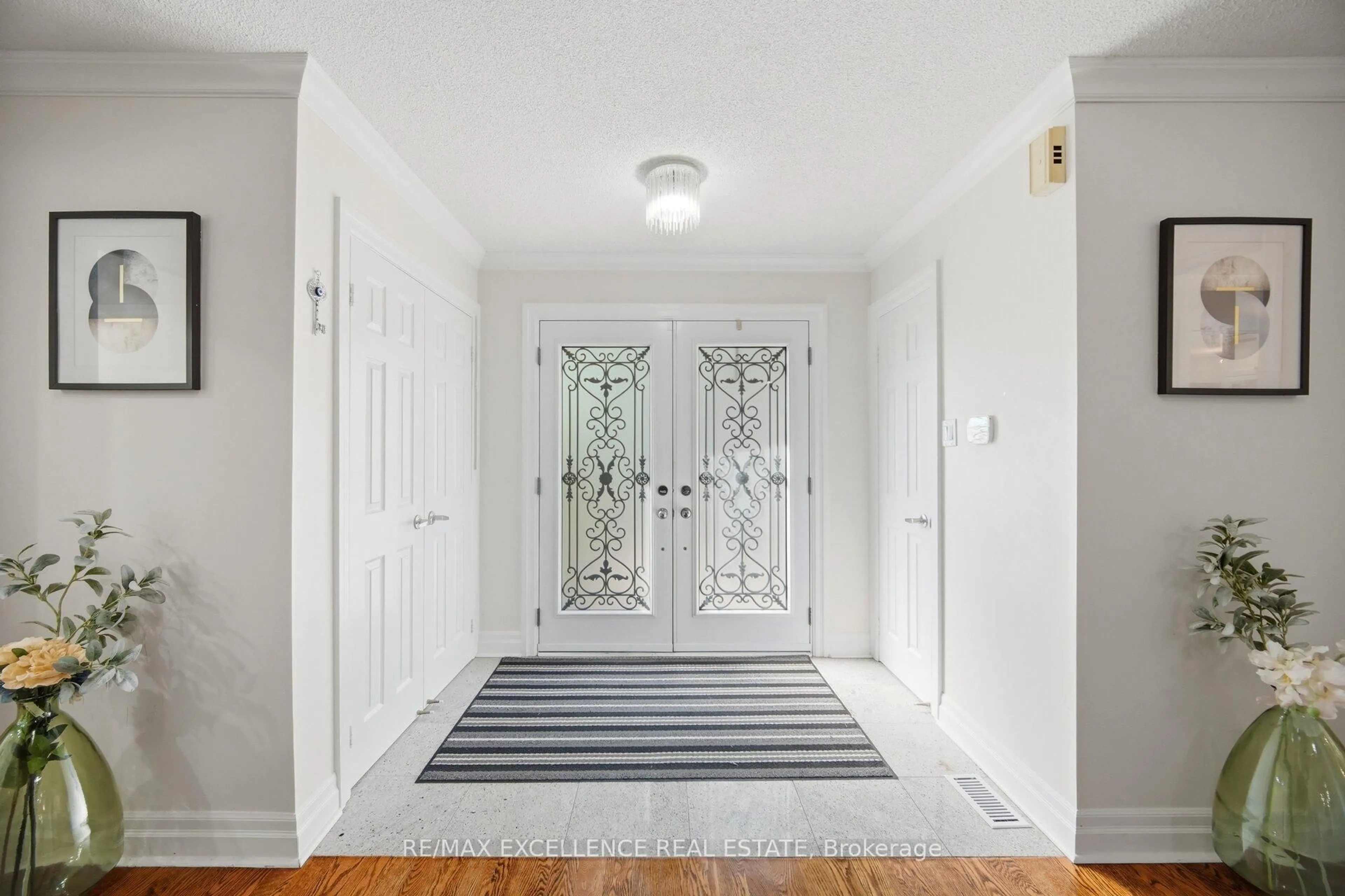 Indoor entryway for 28 Ridelle Crt, Brampton Ontario L6Z 4M2