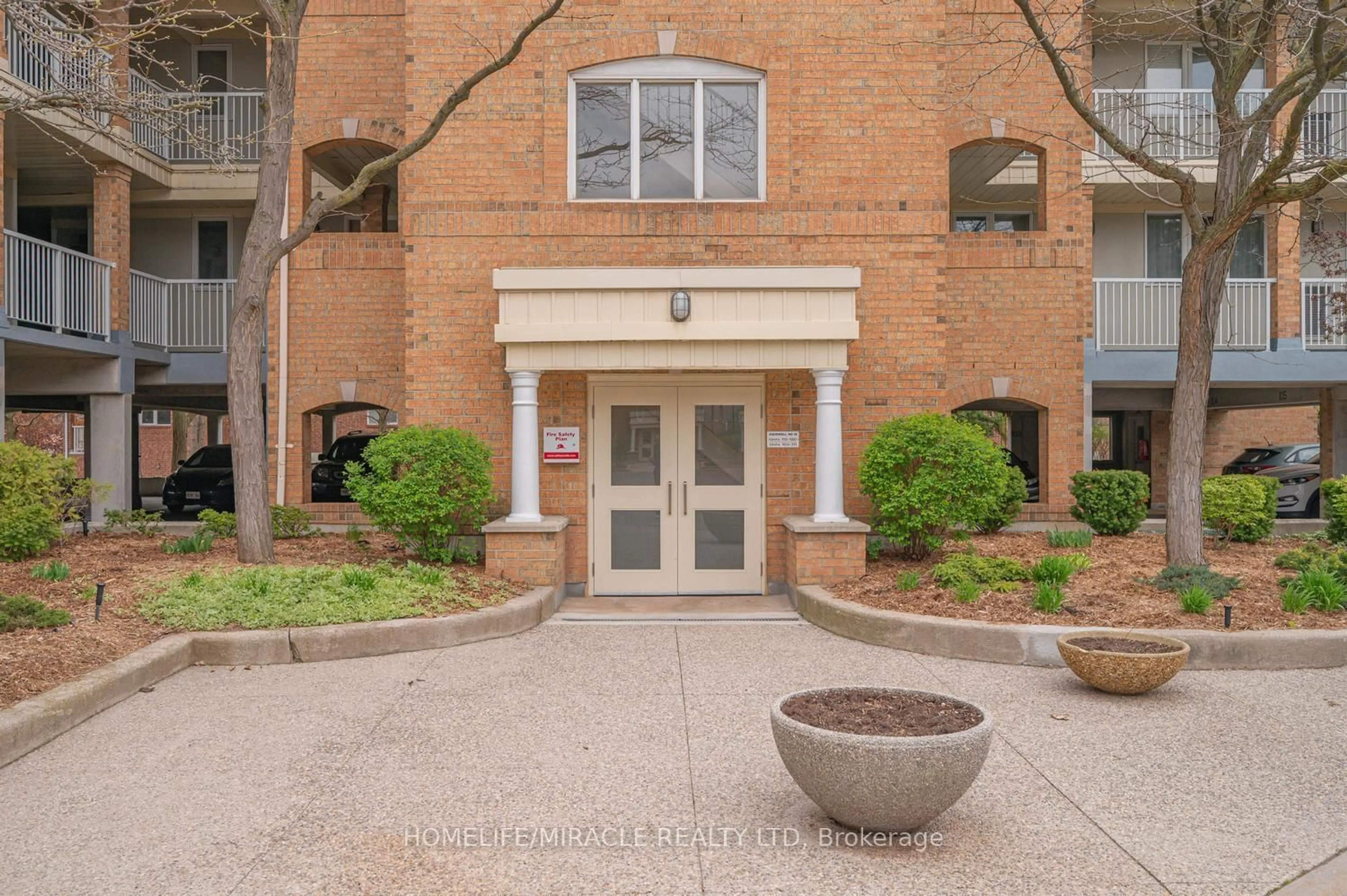 Indoor foyer for 111 Bristol Rd #116, Mississauga Ontario L4Z 3P6