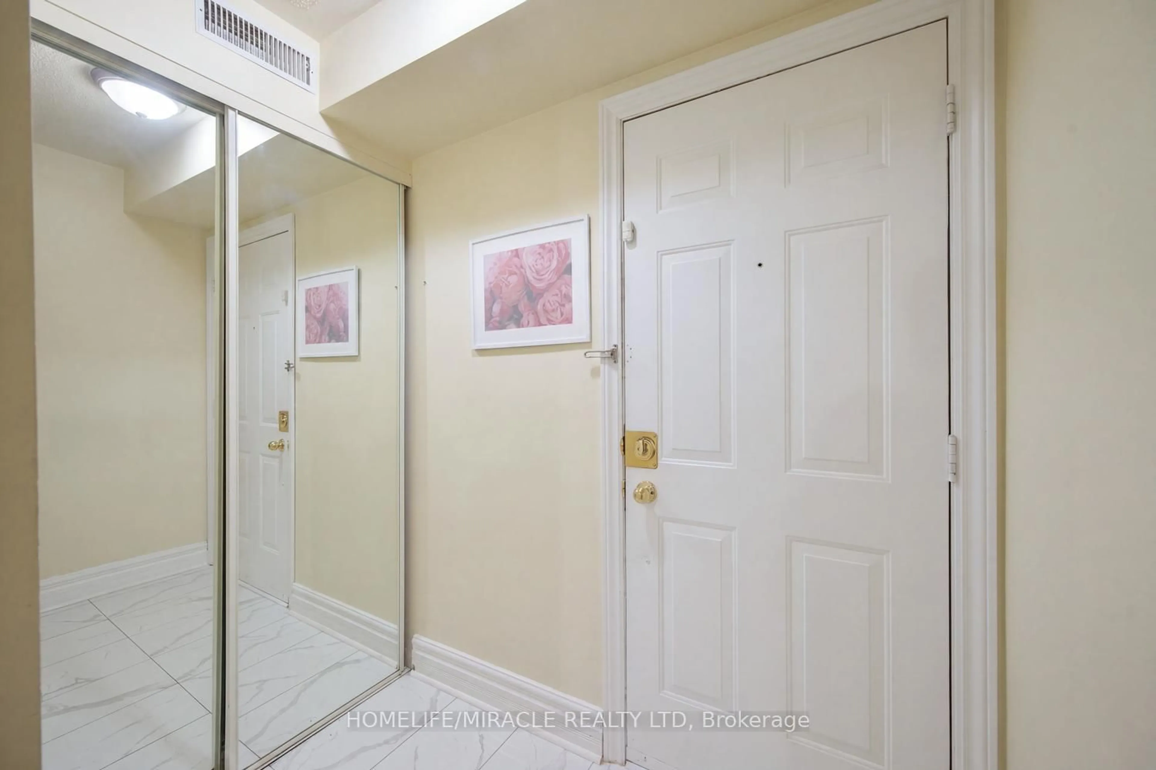 Indoor foyer for 111 Bristol Rd #116, Mississauga Ontario L4Z 3P6