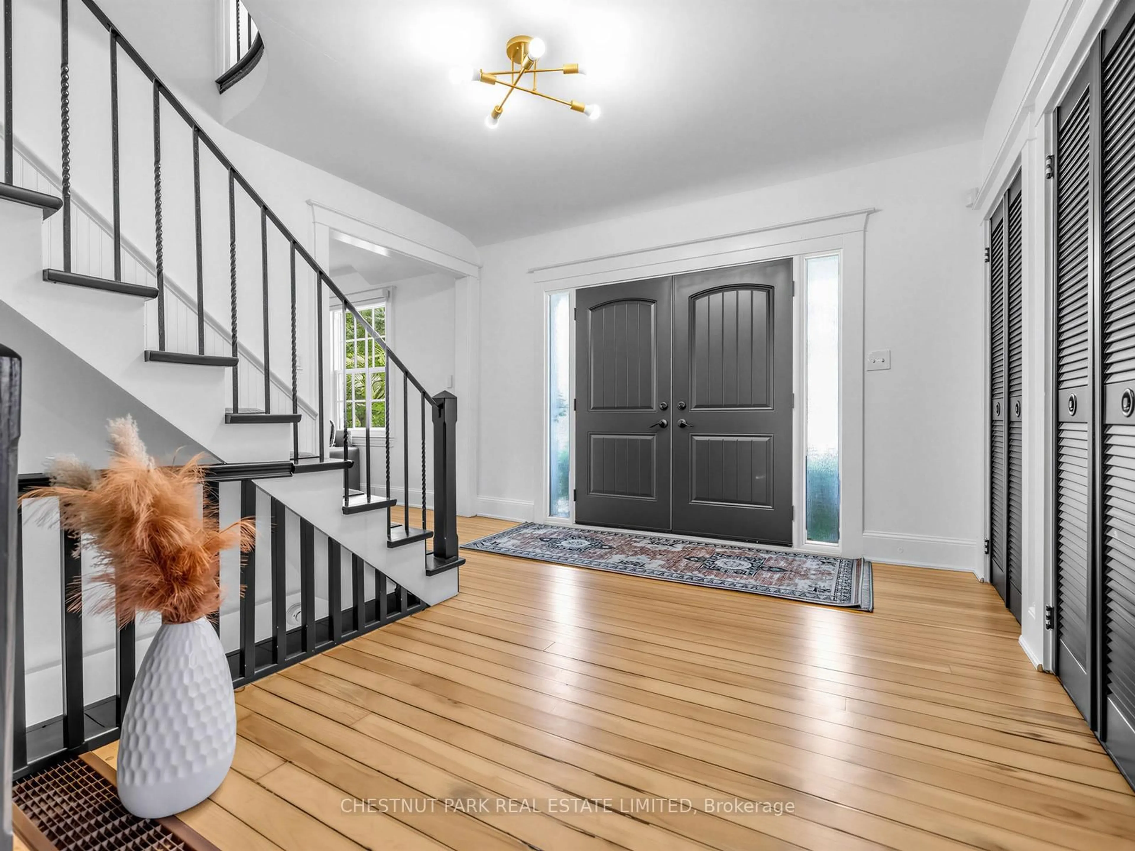 Indoor entryway for 725 Bexhill Rd, Mississauga Ontario L5H 3K9