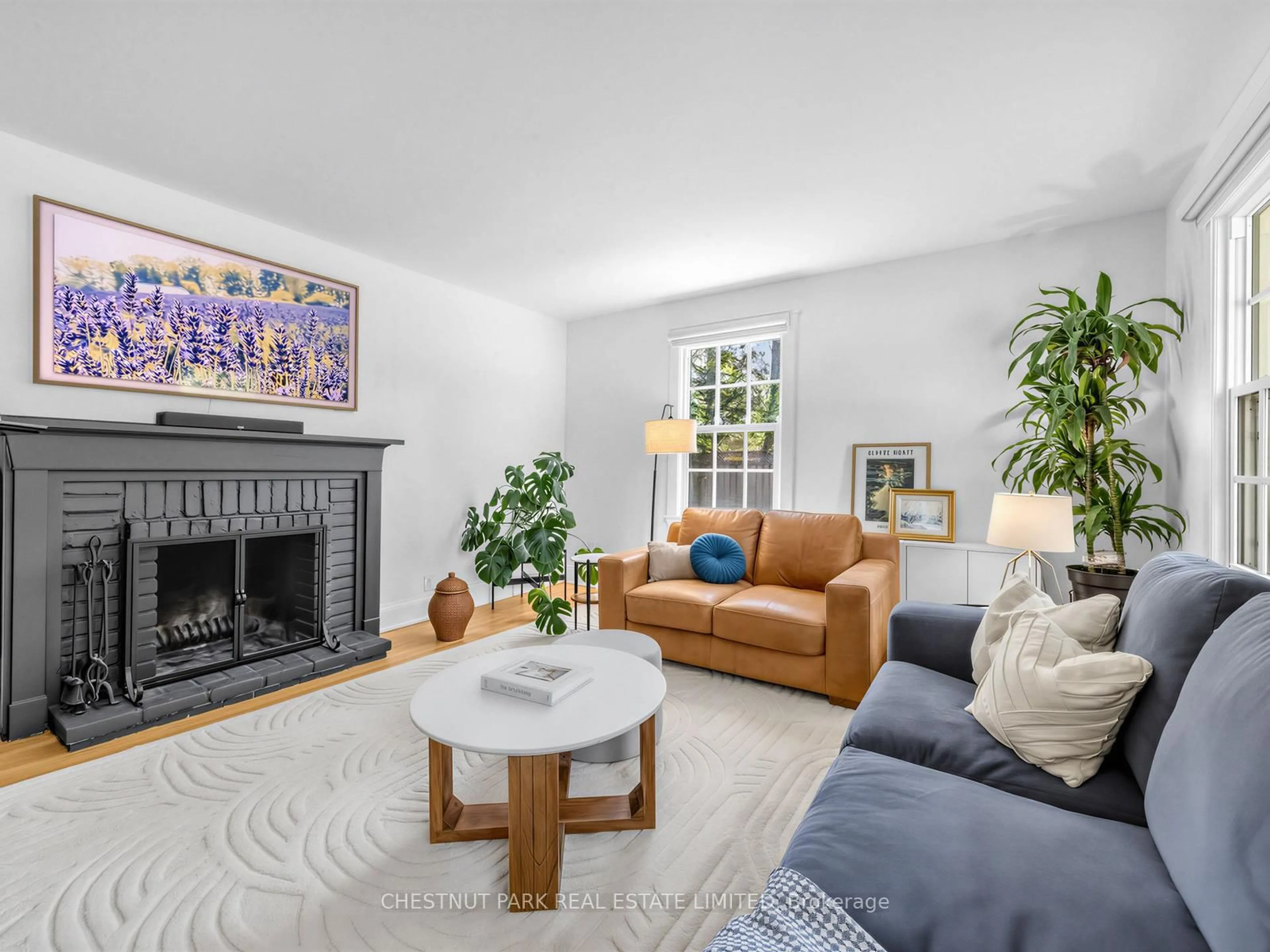 Living room with furniture, unknown for 725 Bexhill Rd, Mississauga Ontario L5H 3K9