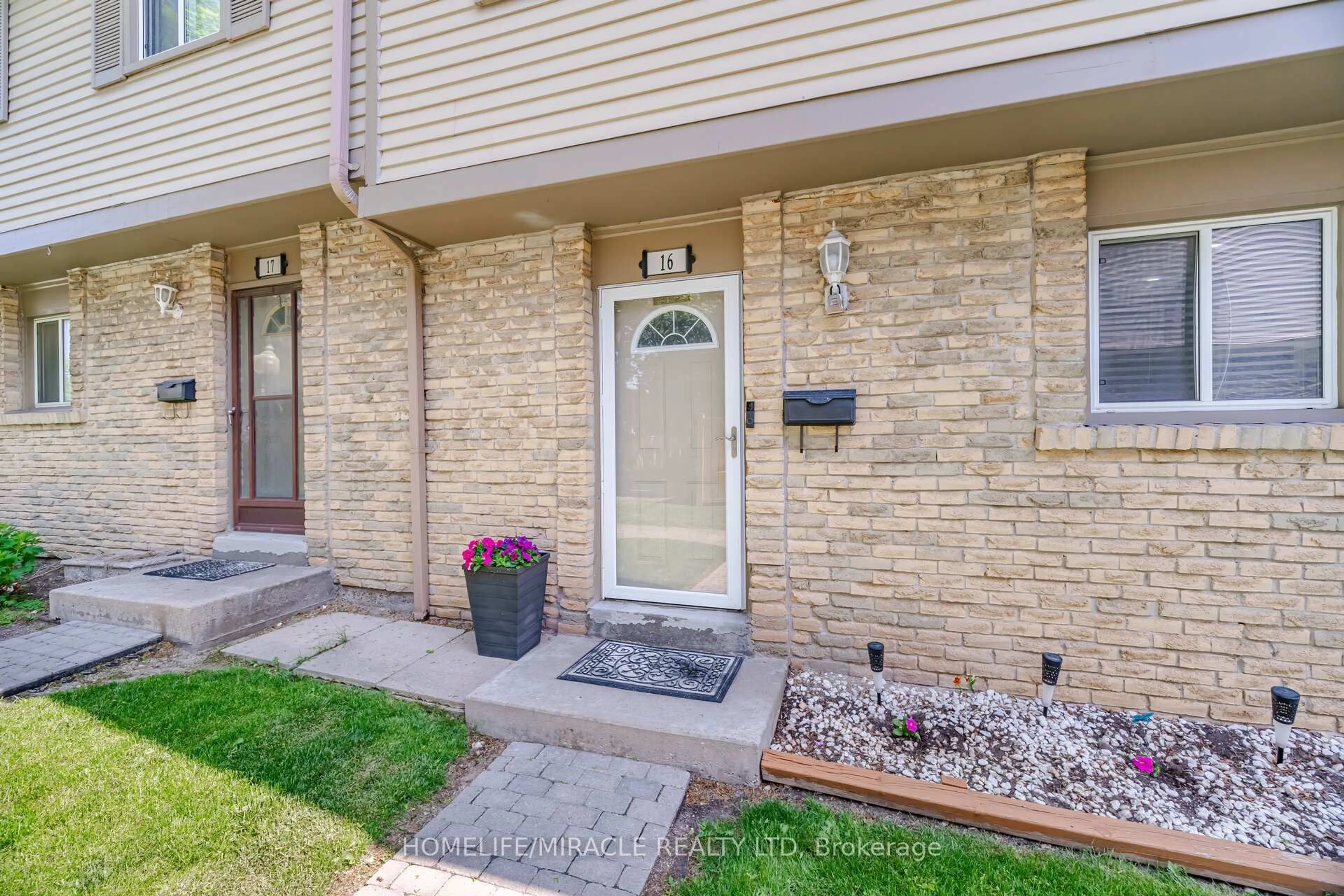 Patio, street for 57 Hansen Rd #16, Brampton Ontario L6V 3C6