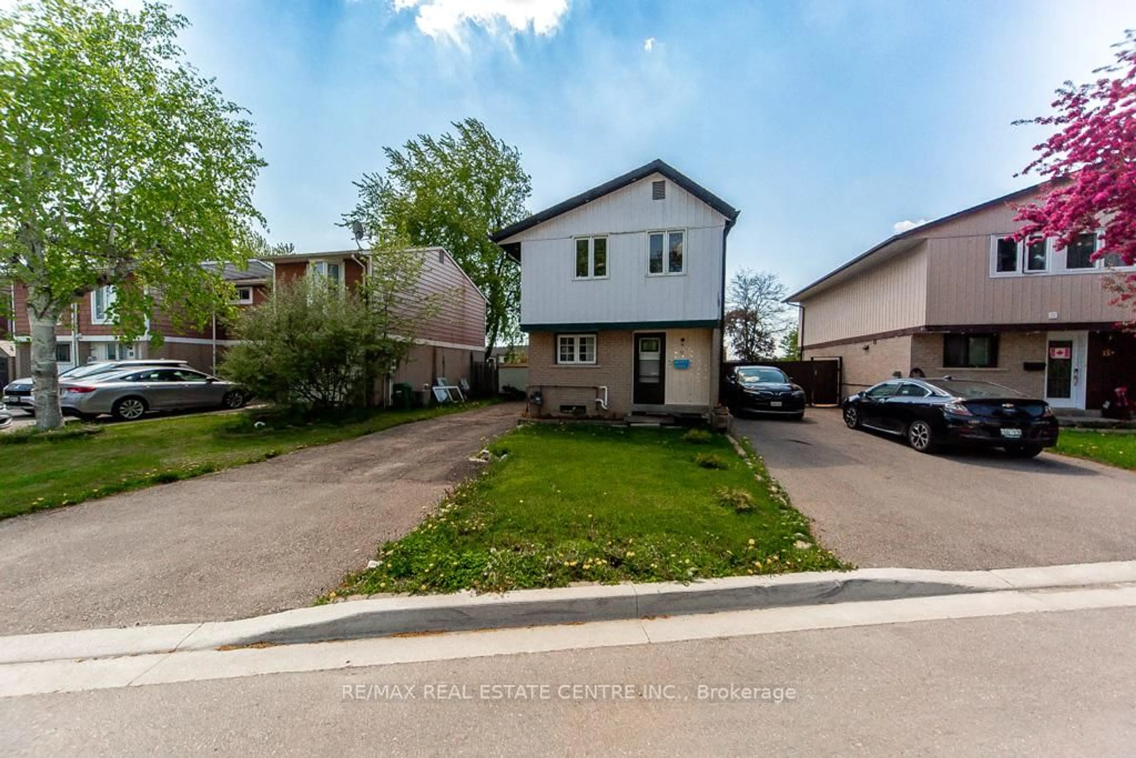 A pic from outside/outdoor area/front of a property/back of a property/a pic from drone, street for 12 Greenhills Sq, Brampton Ontario L6S 2J4