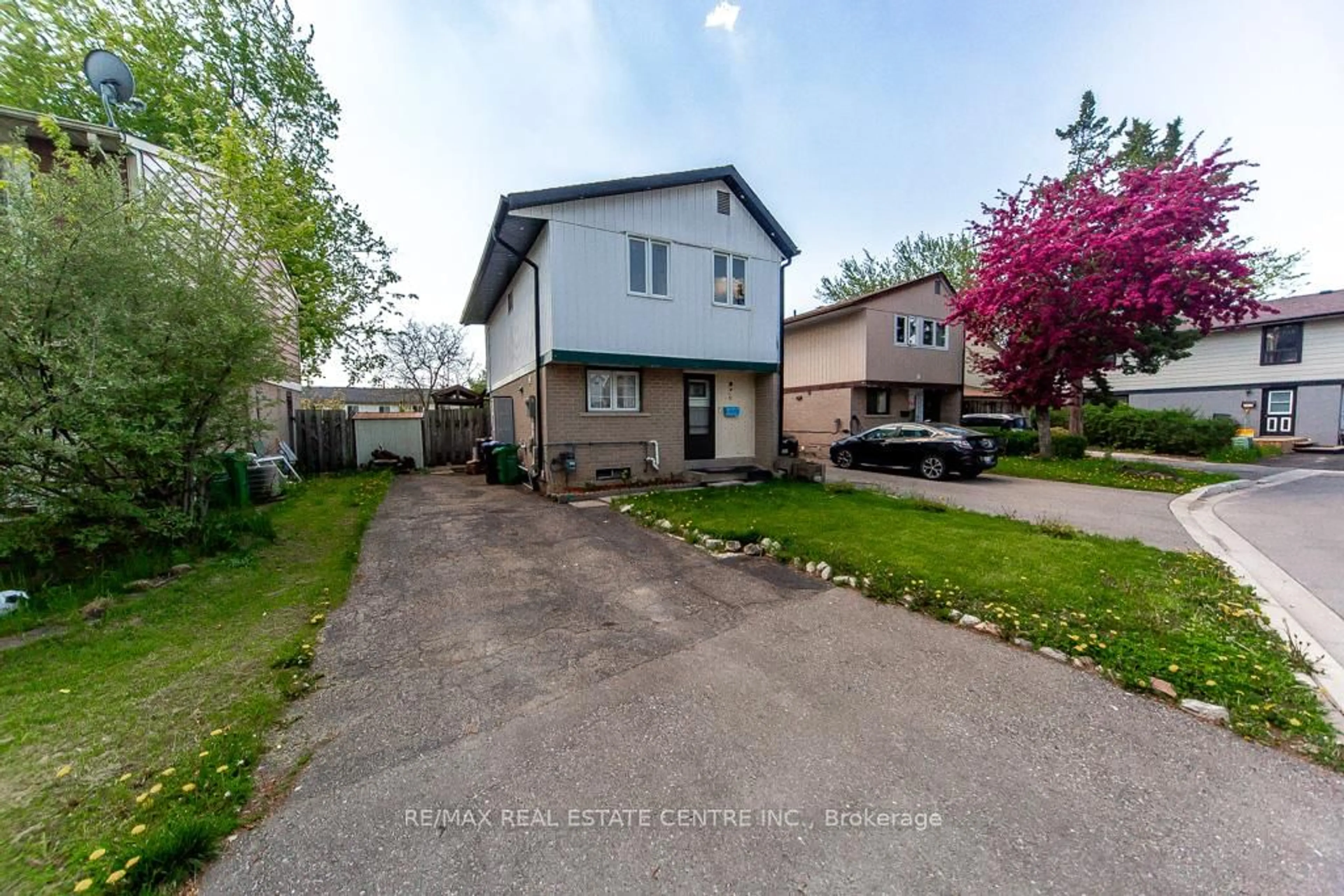 A pic from outside/outdoor area/front of a property/back of a property/a pic from drone, street for 12 Greenhills Sq, Brampton Ontario L6S 2J4
