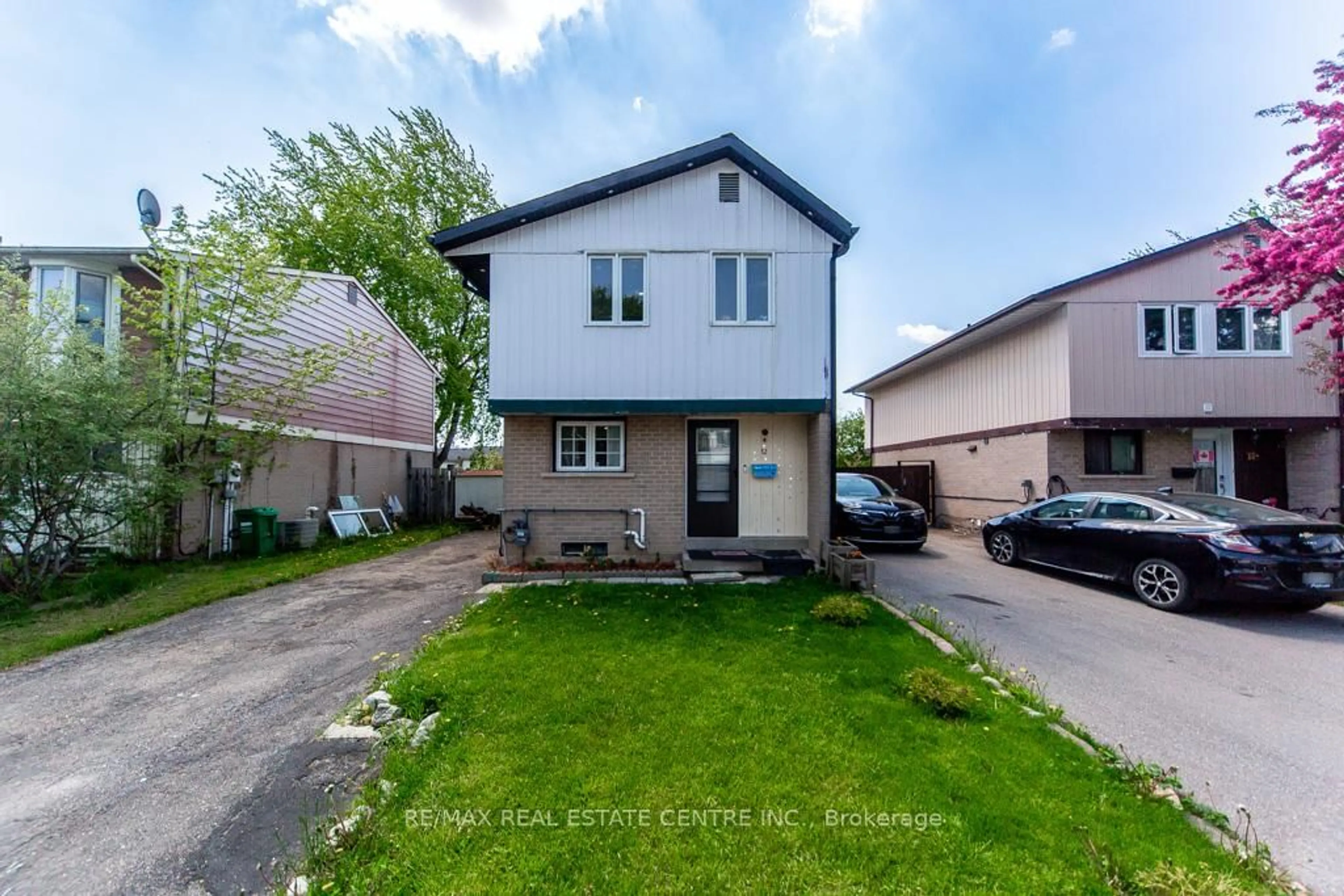 A pic from outside/outdoor area/front of a property/back of a property/a pic from drone, street for 12 Greenhills Sq, Brampton Ontario L6S 2J4