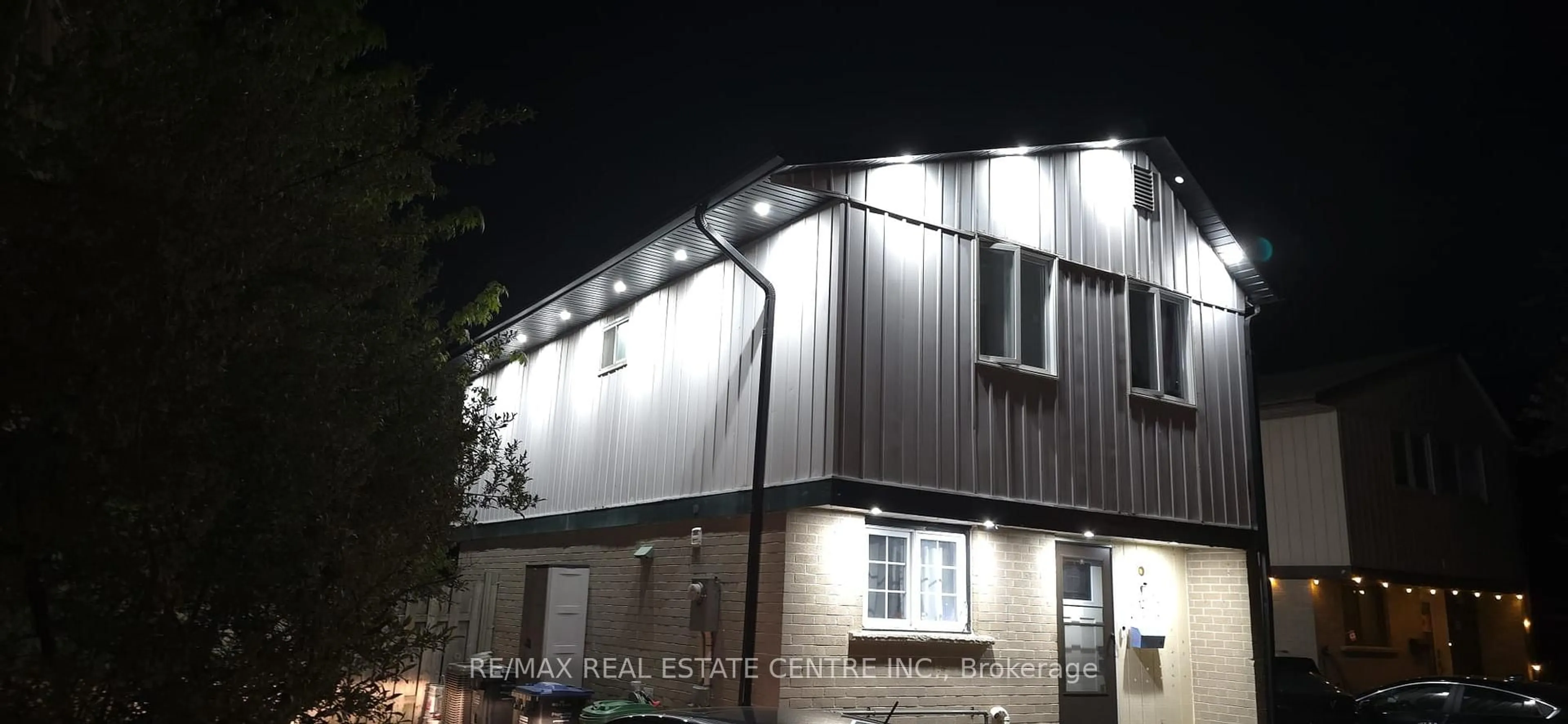 Home with vinyl exterior material, building for 12 Greenhills Sq, Brampton Ontario L6S 2J4