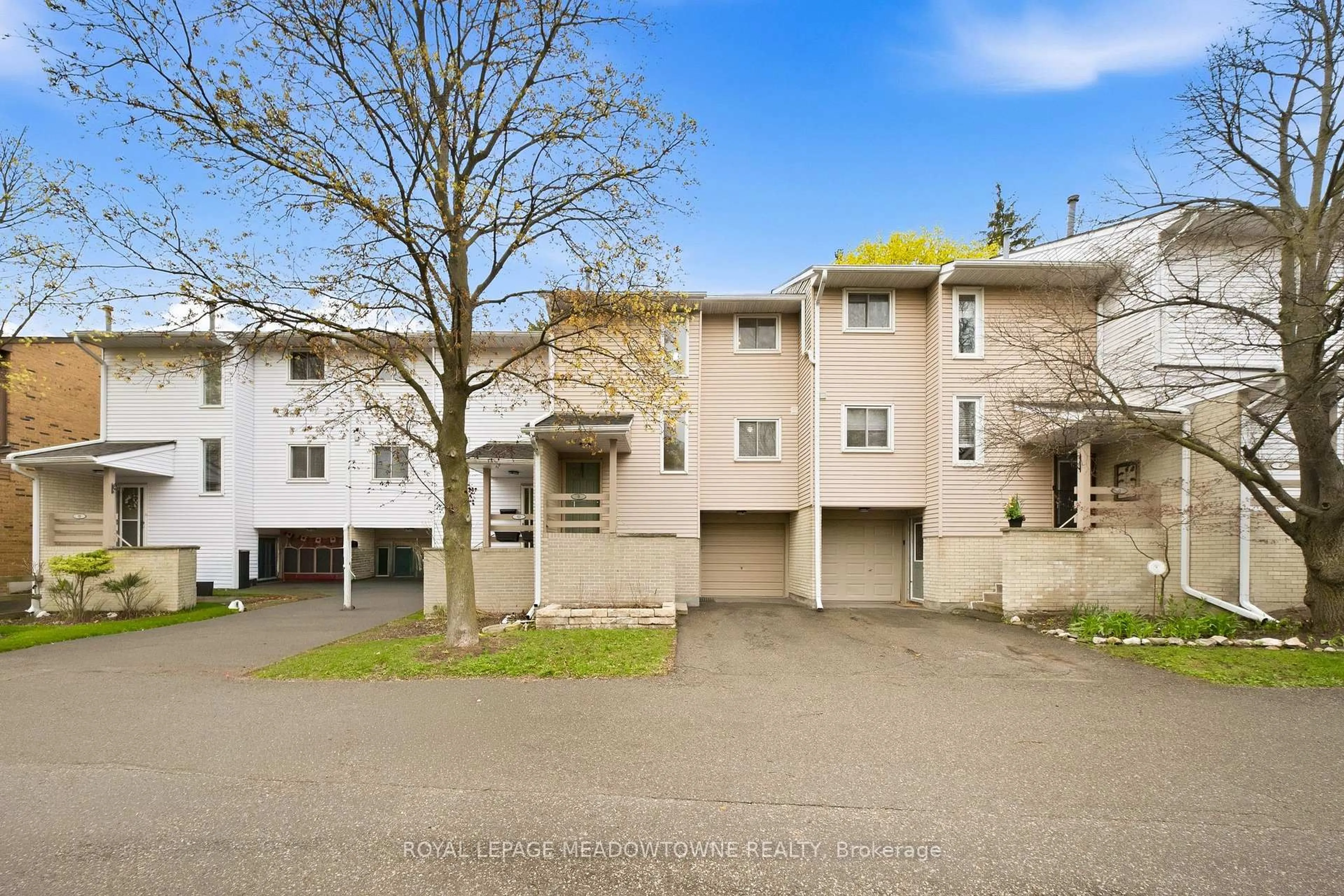 A pic from outside/outdoor area/front of a property/back of a property/a pic from drone, street for 8 Lynden Circ, Halton Hills Ontario L7G 4Y8