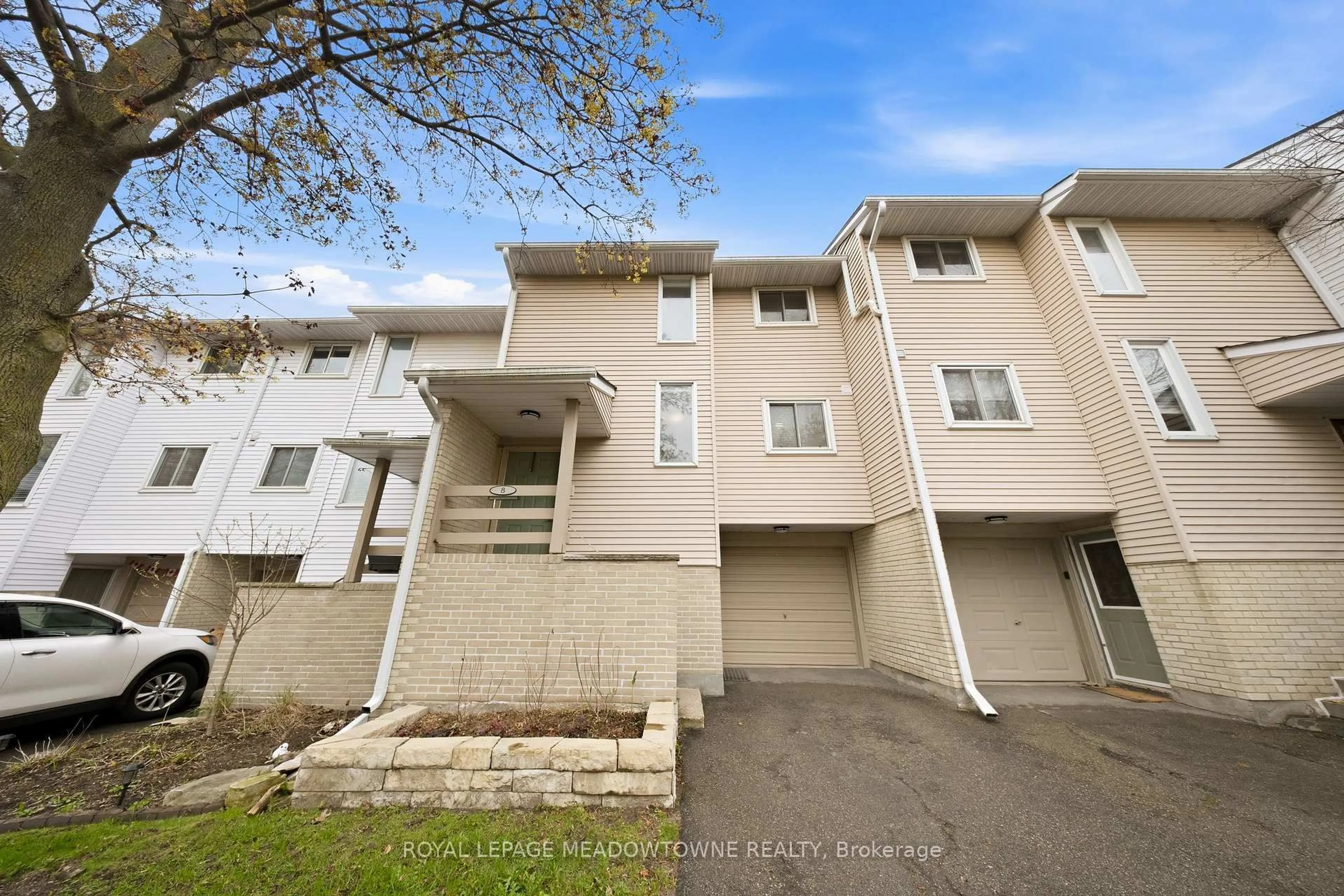 A pic from outside/outdoor area/front of a property/back of a property/a pic from drone, unknown for 8 Lynden Circ, Halton Hills Ontario L7G 4Y8