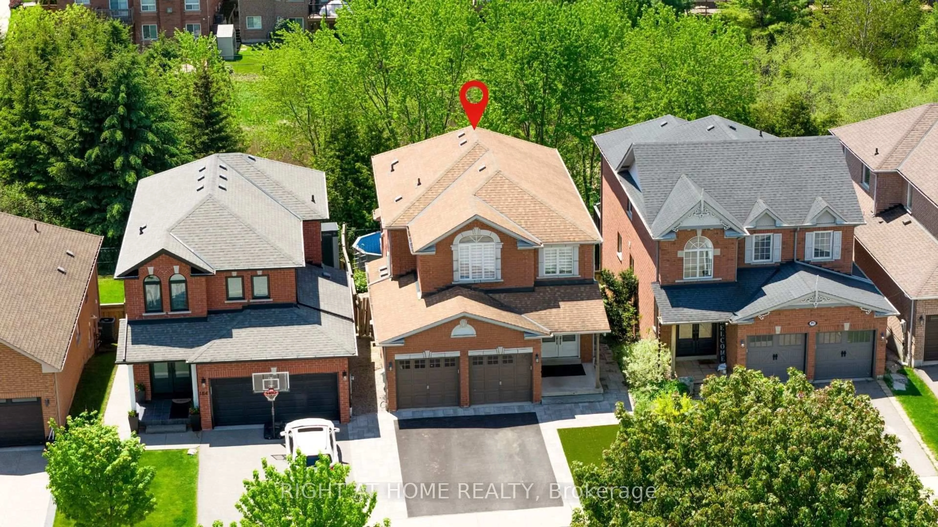 A pic from outside/outdoor area/front of a property/back of a property/a pic from drone, street for 182 Mowat Cres, Halton Hills Ontario L7G 6A4