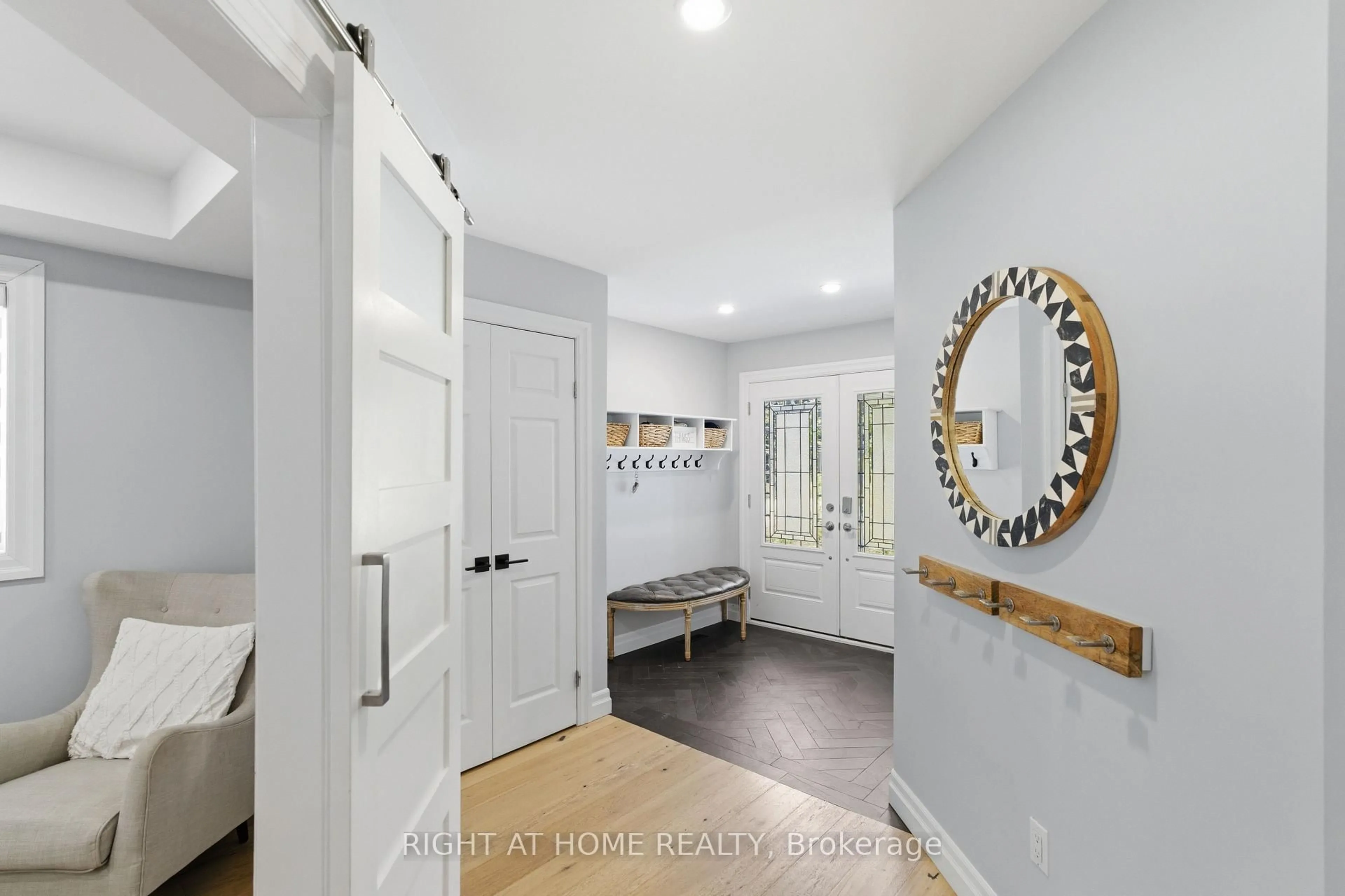 Indoor entryway for 182 Mowat Cres, Halton Hills Ontario L7G 6A4