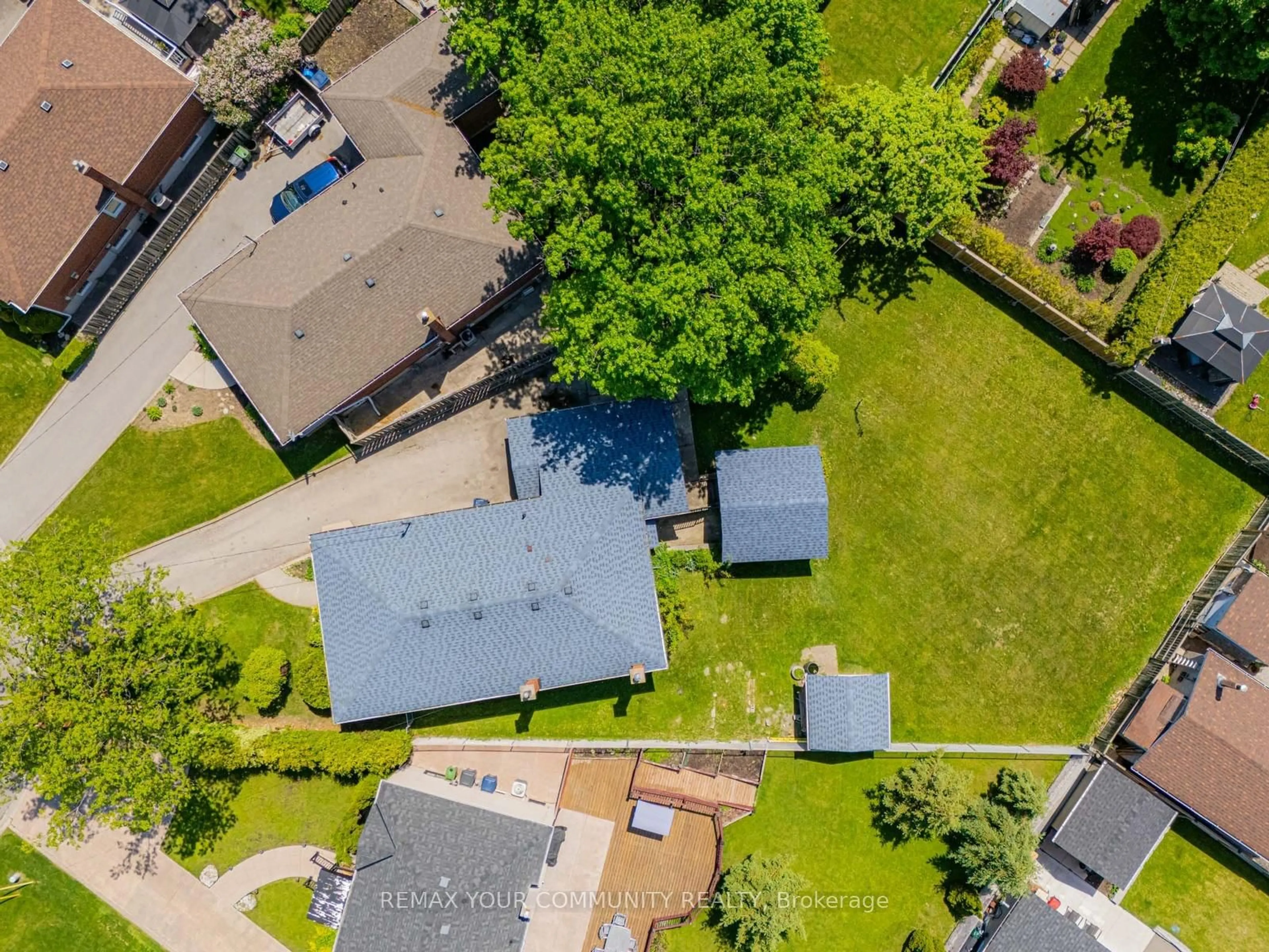 A pic from outside/outdoor area/front of a property/back of a property/a pic from drone, street for 9 Letchworth Cres, Toronto Ontario M3M 1Y7