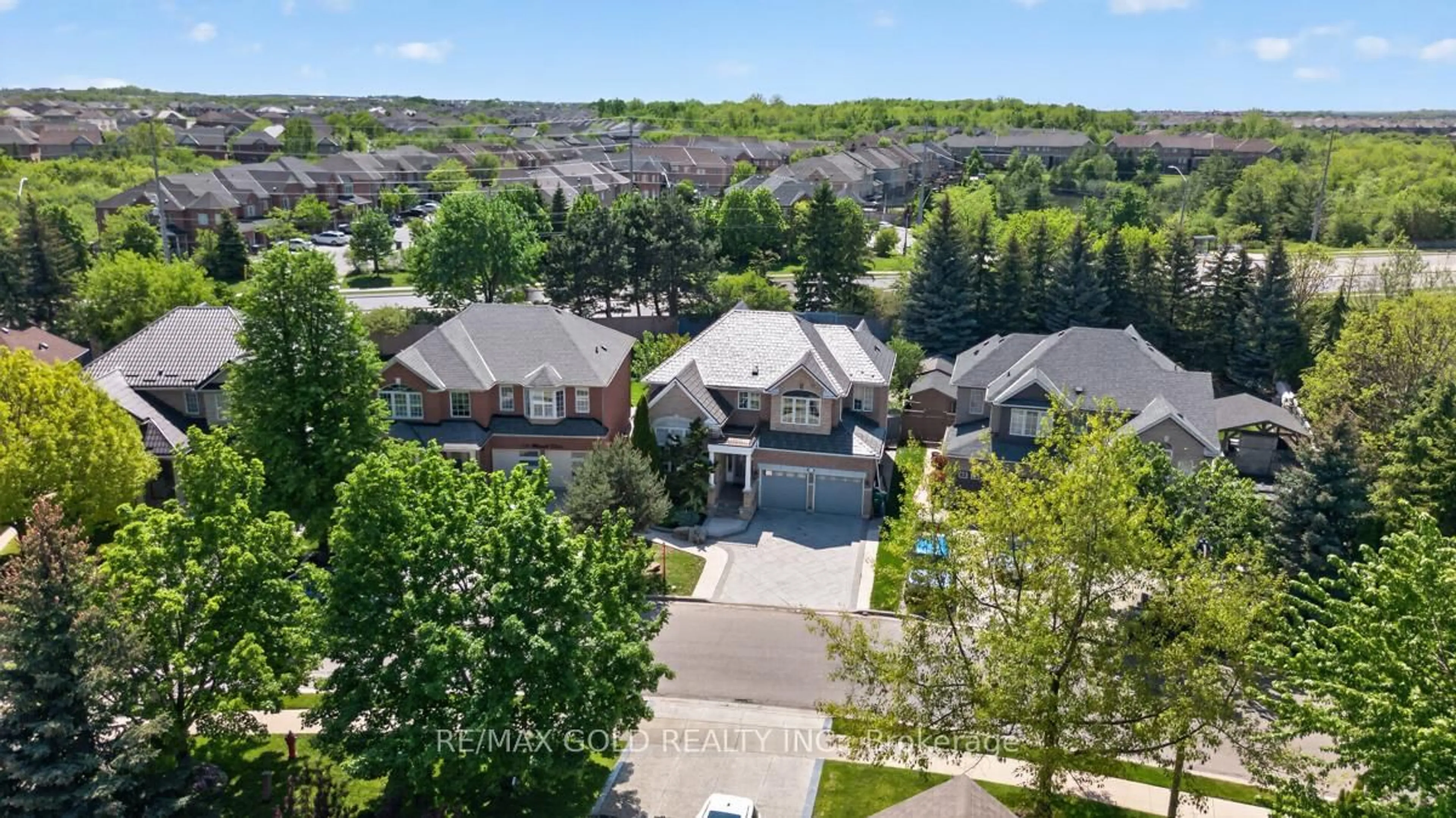 A pic from outside/outdoor area/front of a property/back of a property/a pic from drone, unknown for 61 Whitwell Dr, Brampton Ontario L6P 1E5