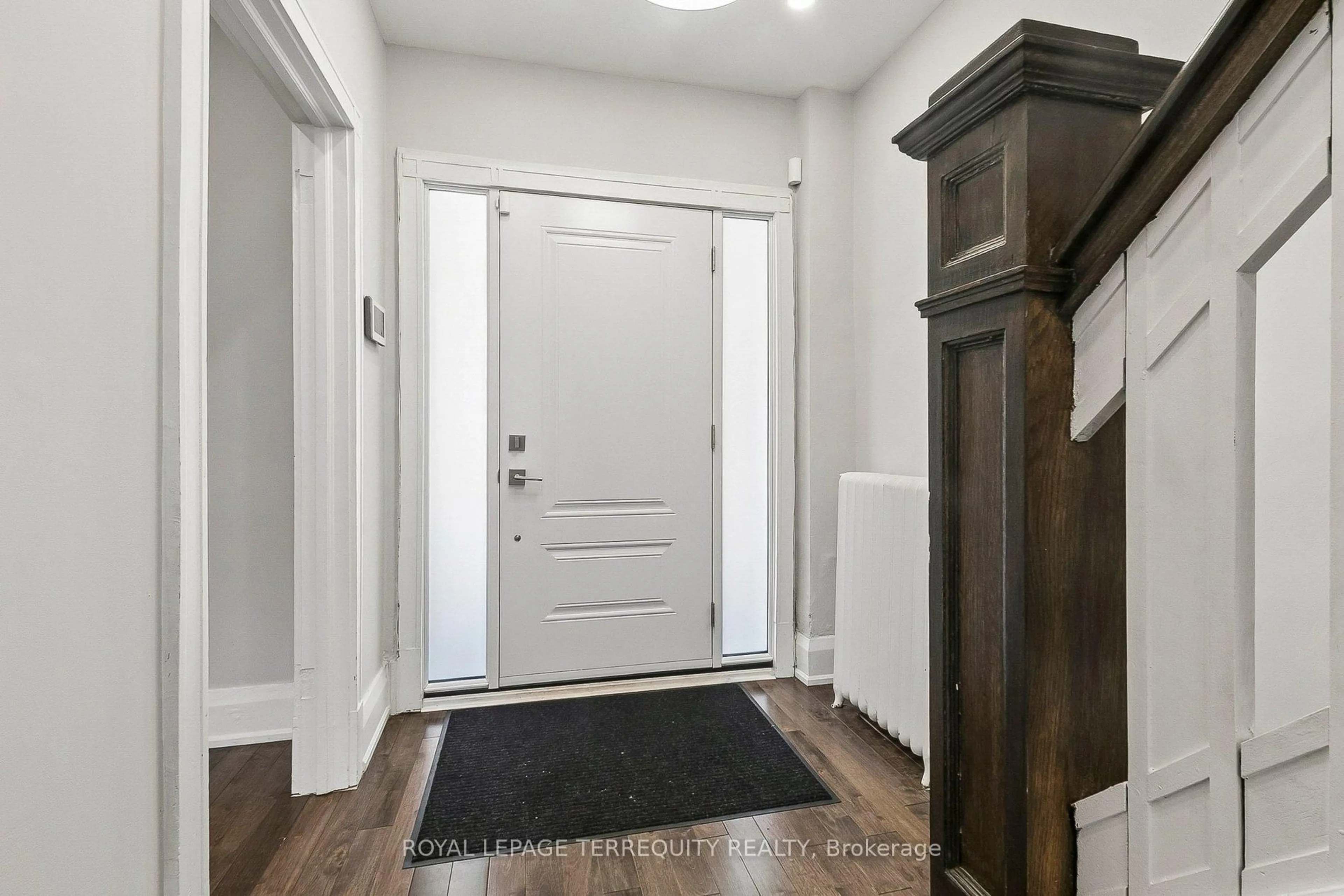 Indoor entryway for 407 Annette St, Toronto Ontario M6P 1R7