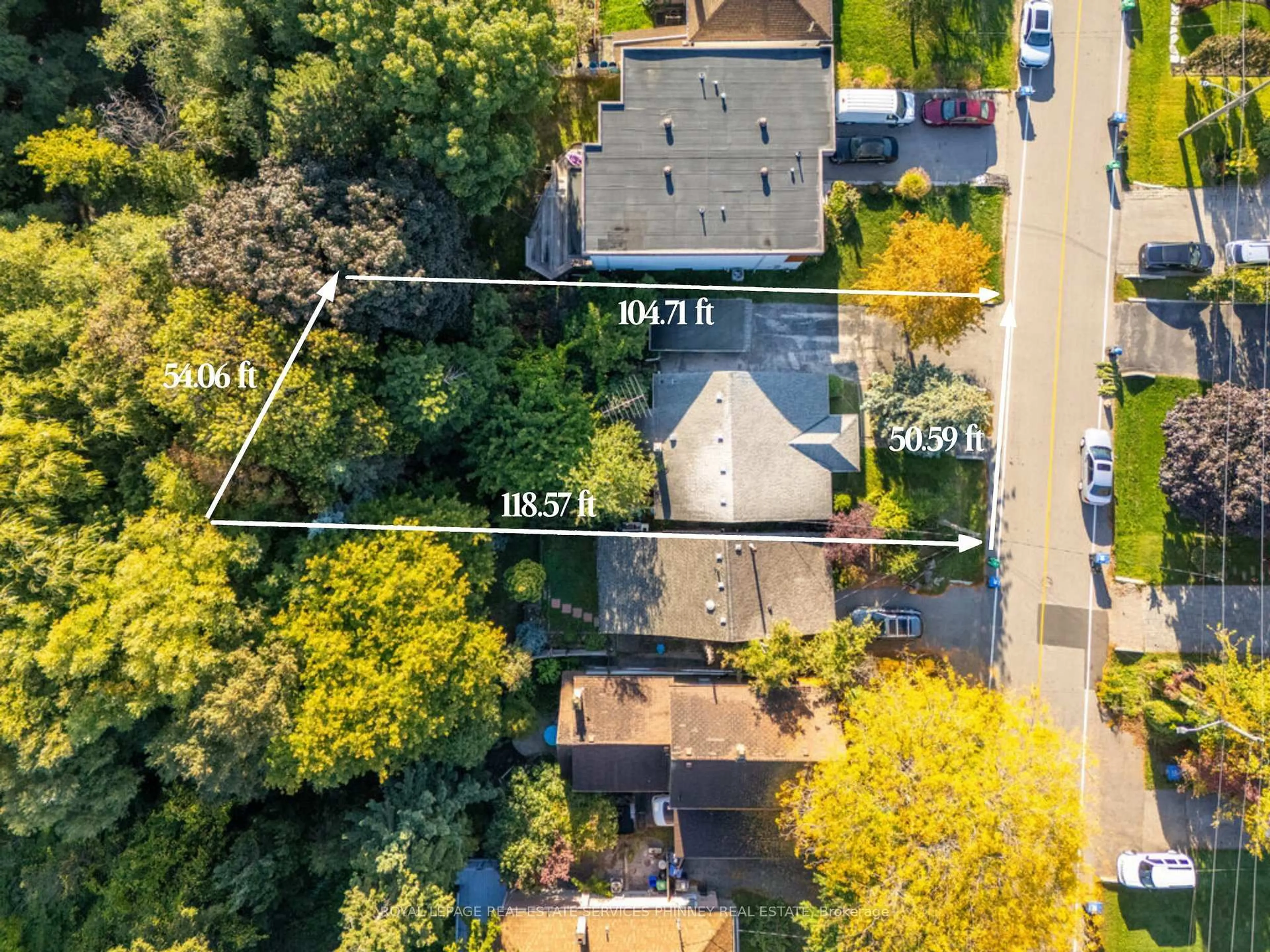 A pic from outside/outdoor area/front of a property/back of a property/a pic from drone, street for 945 BEECHWOOD Ave, Mississauga Ontario L5G 4E3