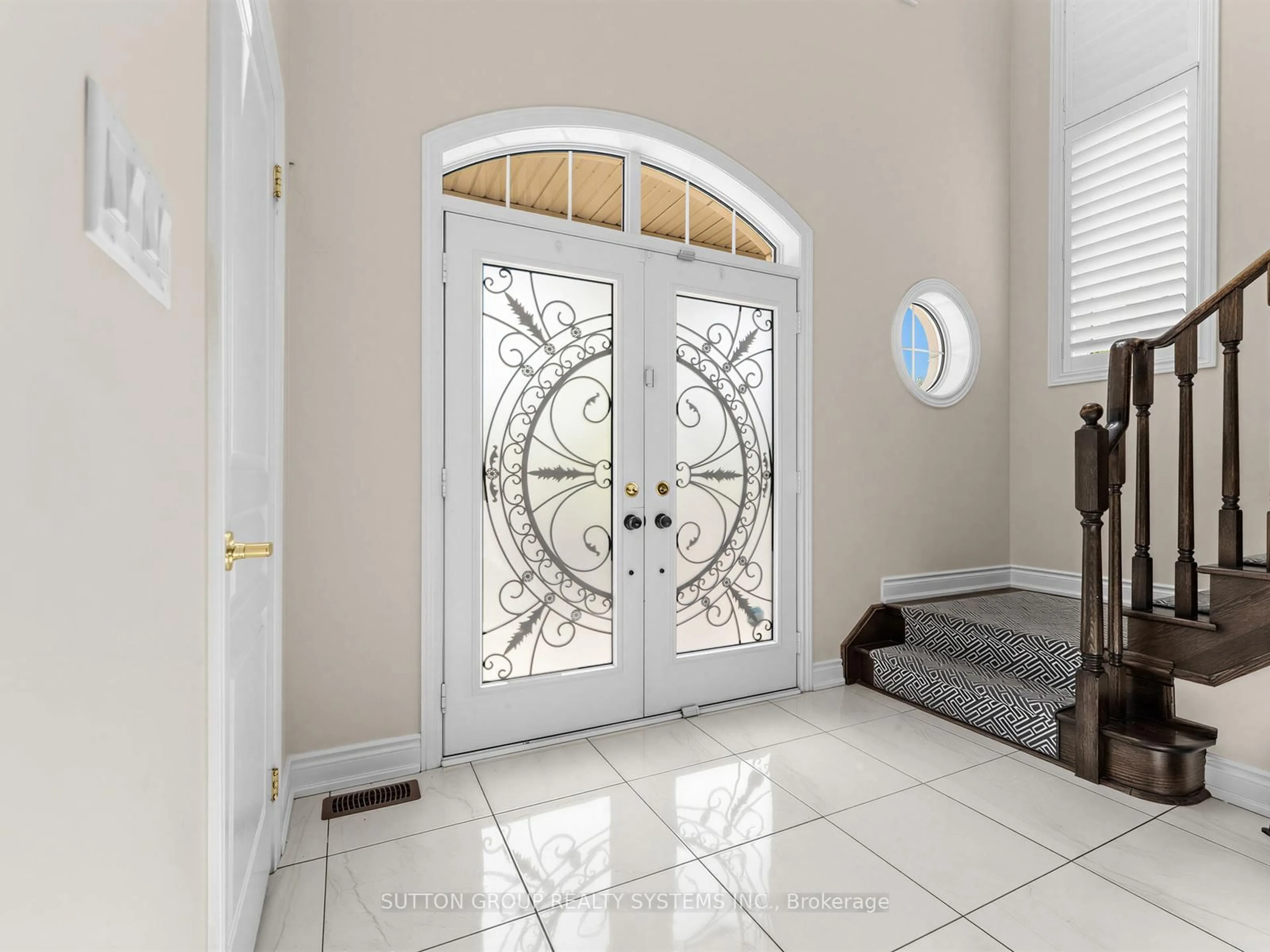 Indoor entryway for 14 Cirillo St, Brampton Ontario L6X 4N5