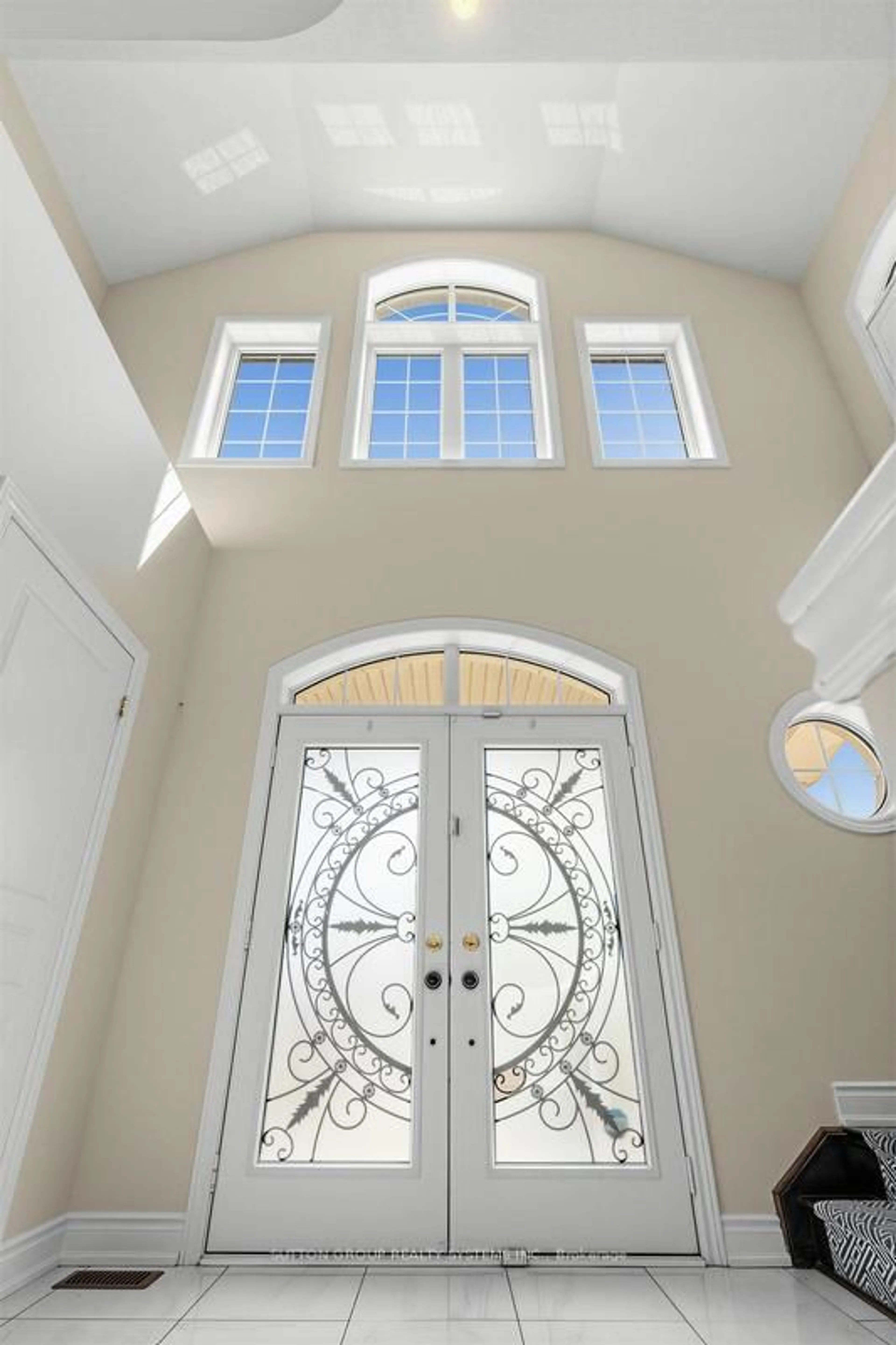Indoor entryway for 14 Cirillo St, Brampton Ontario L6X 4N5