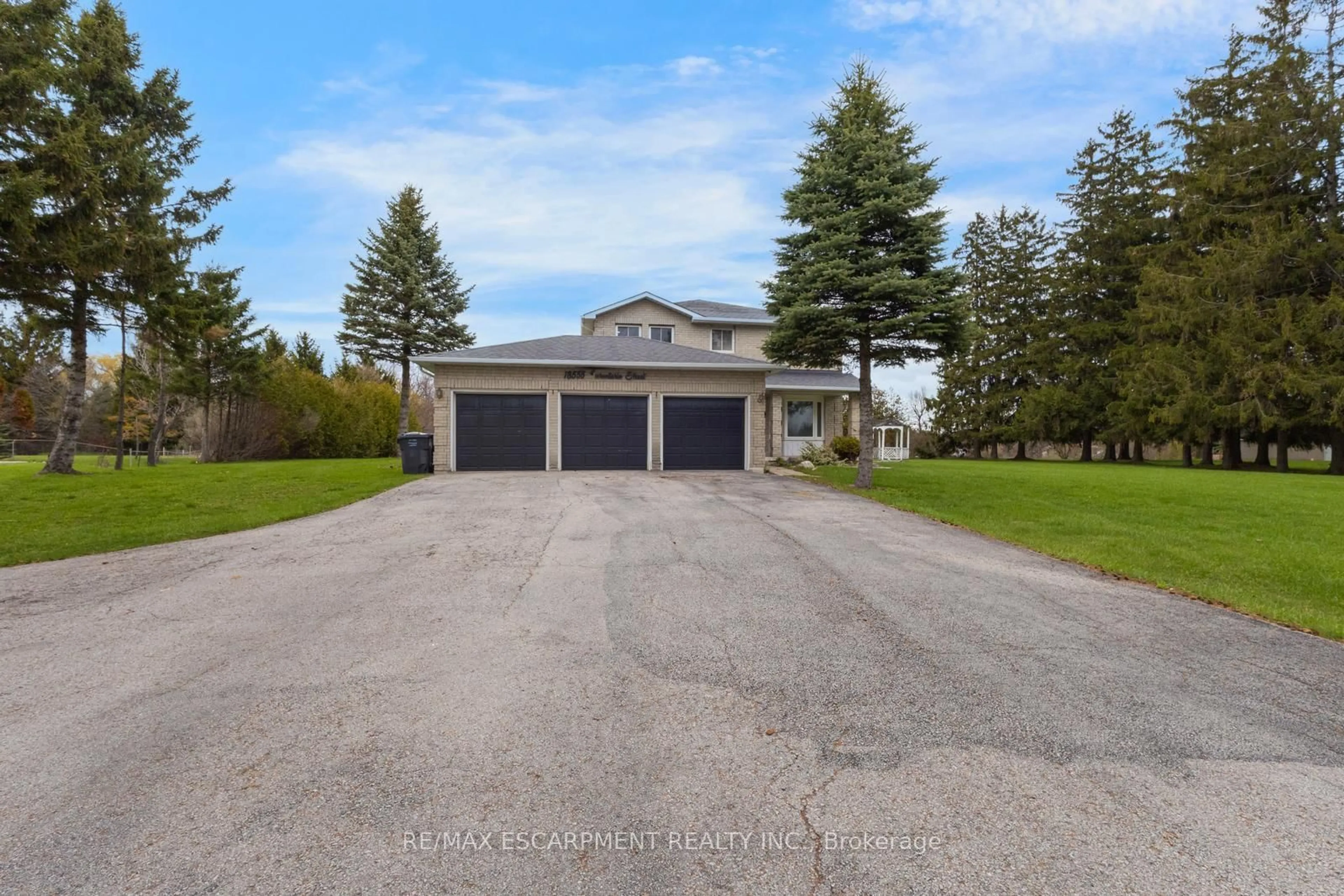 A pic from outside/outdoor area/front of a property/back of a property/a pic from drone, street for 18555 Hurontario St, Caledon Ontario L7K 0X8