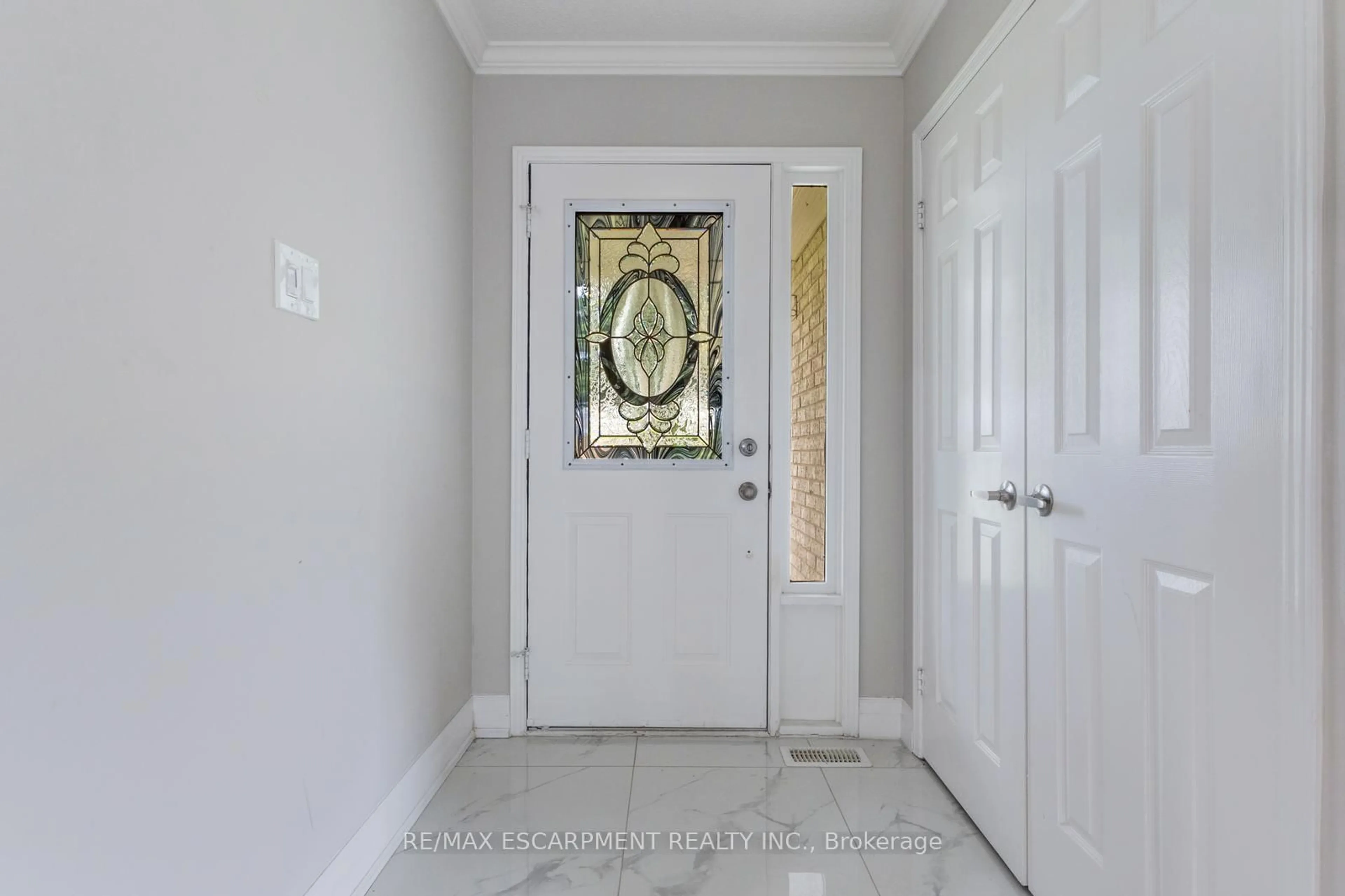 Indoor entryway for 18555 Hurontario St, Caledon Ontario L7K 0X8