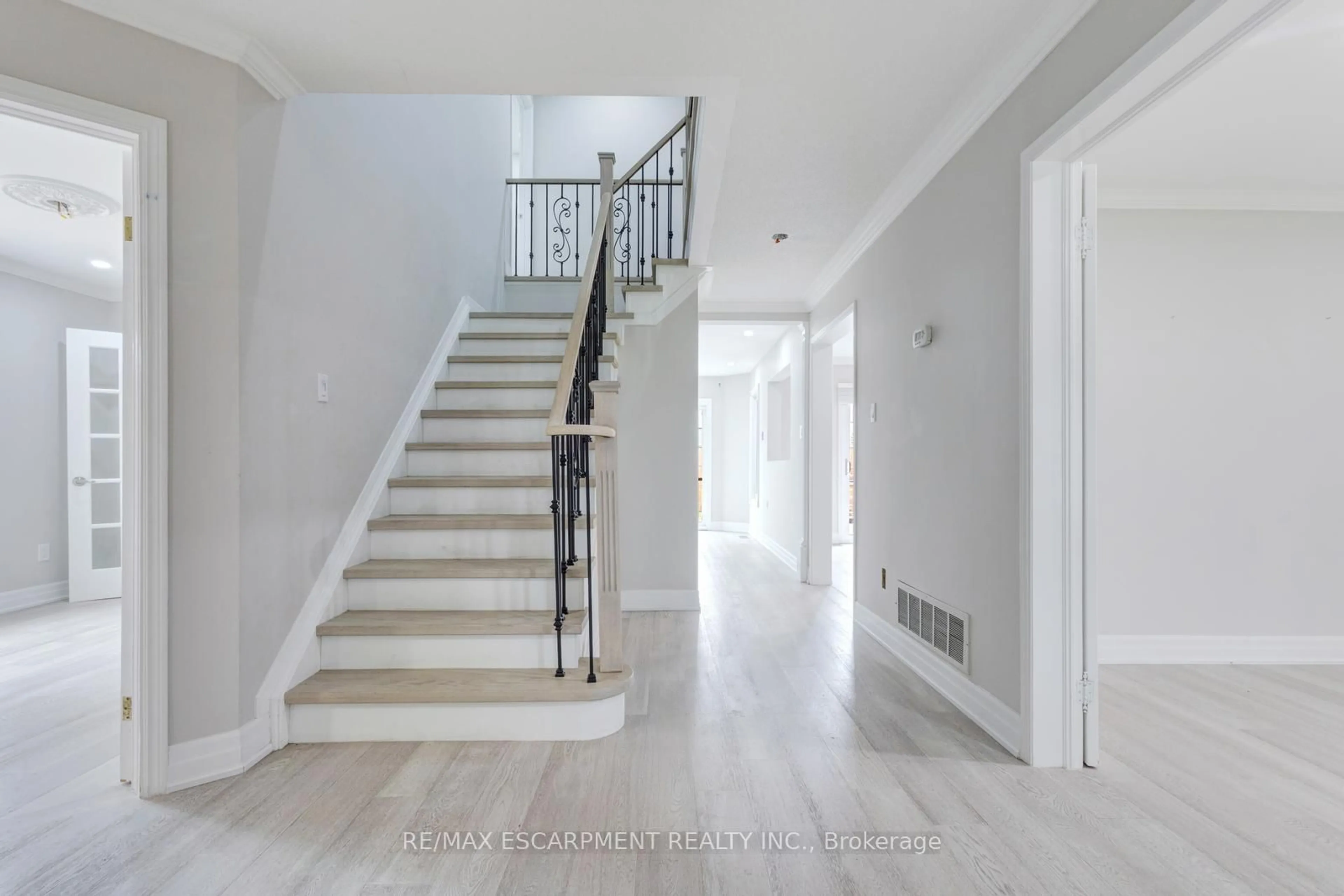 Stairs for 18555 Hurontario St, Caledon Ontario L7K 0X8
