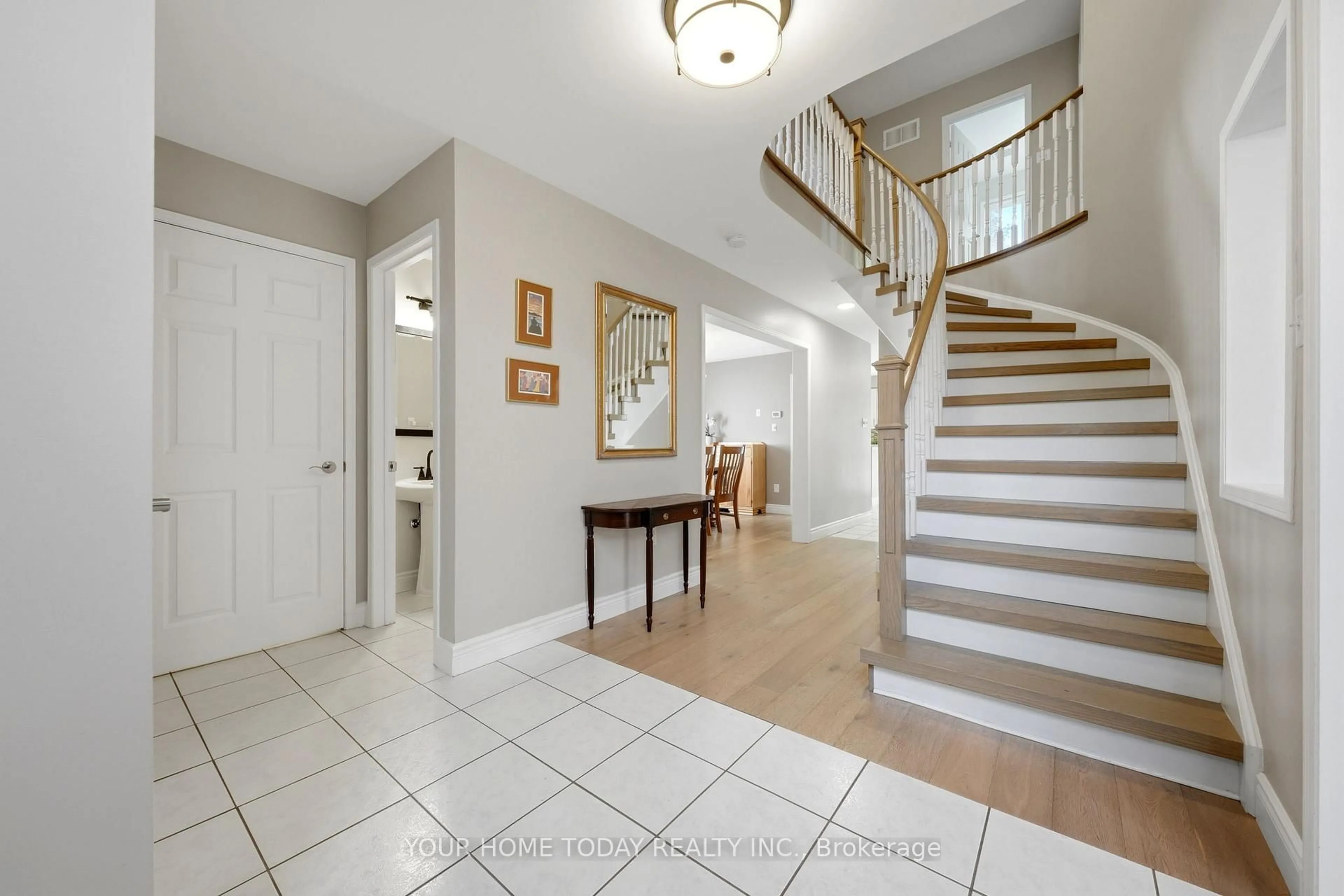 Indoor foyer for 5 Curry Cres, Halton Hills Ontario L7G 5L4