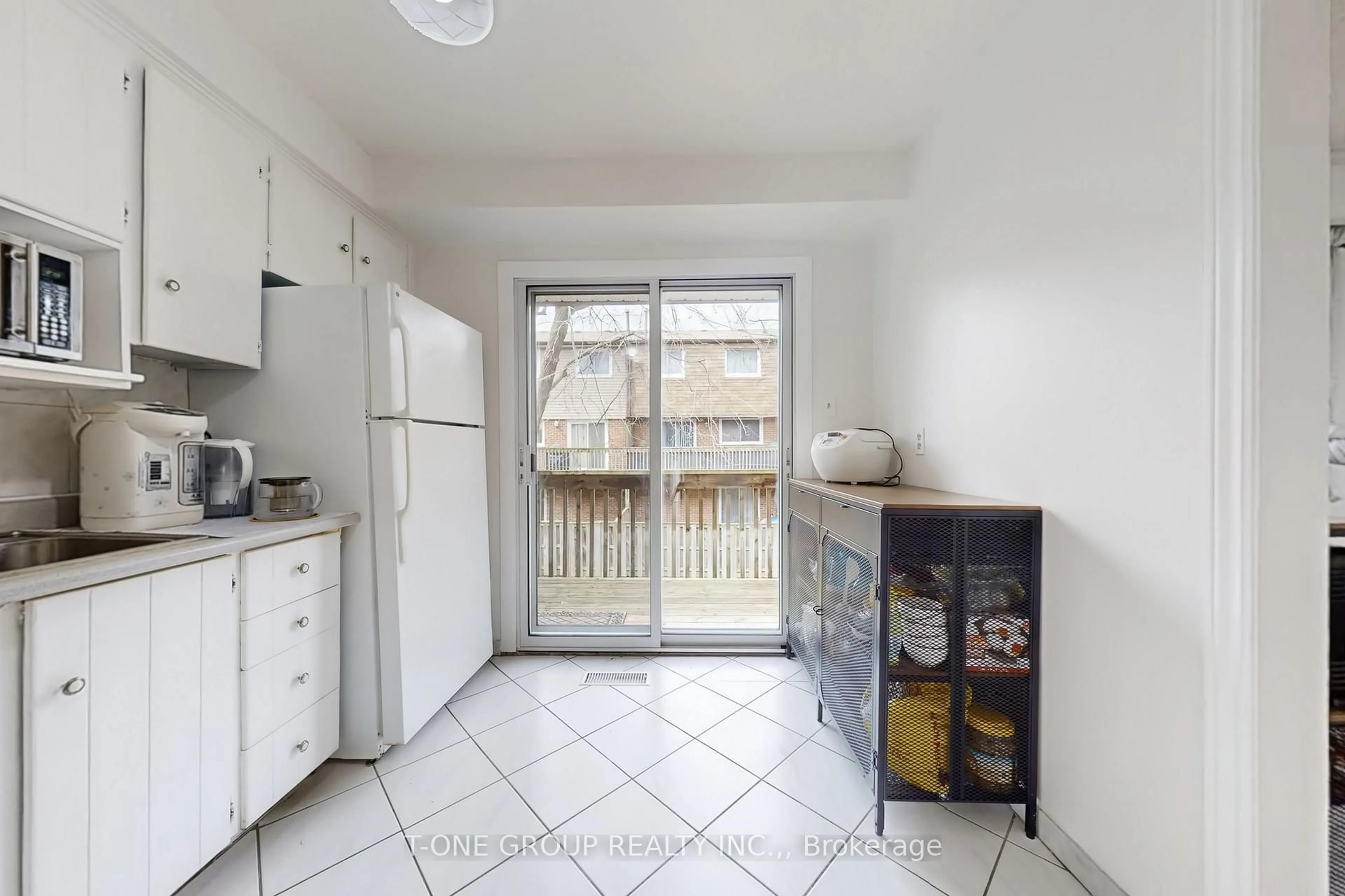 Standard kitchen, unknown for 3025 Cedarglen Gate #75, Mississauga Ontario L5C 2V7