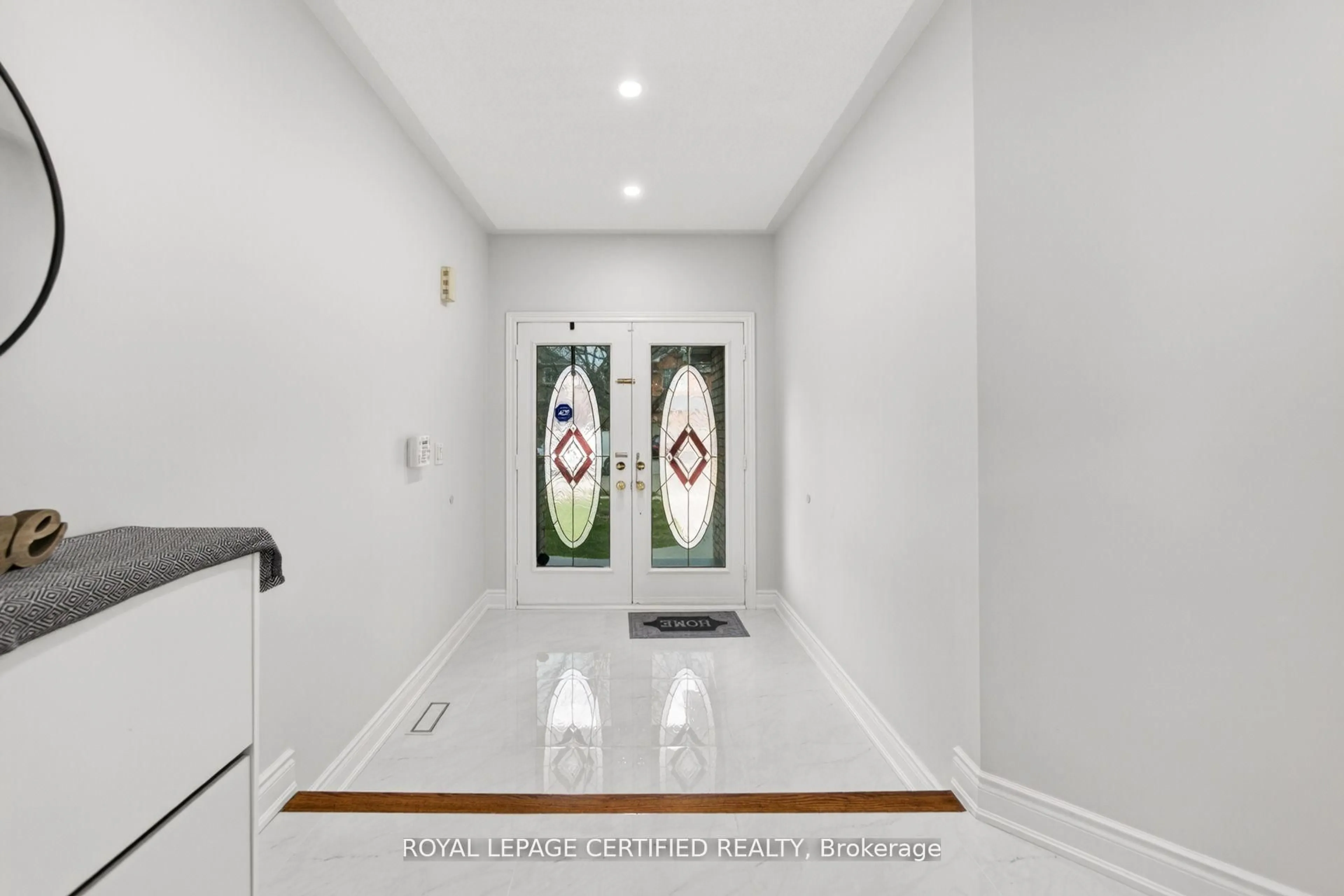 Indoor foyer for 643 Garden Walk, Mississauga Ontario L5W 1V9