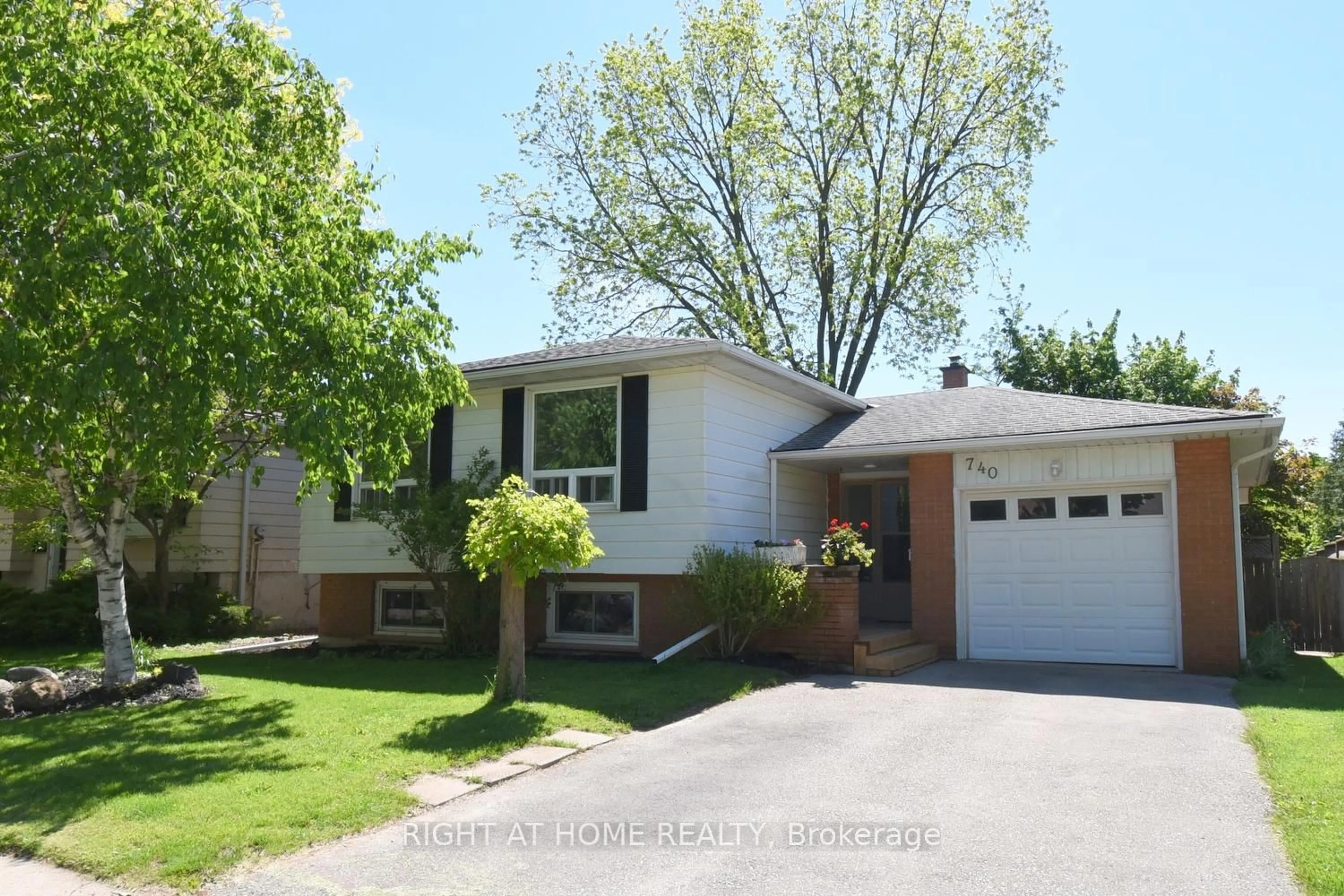 Home with vinyl exterior material, street for 740 Hyde Rd, Burlington Ontario L7S 1S7