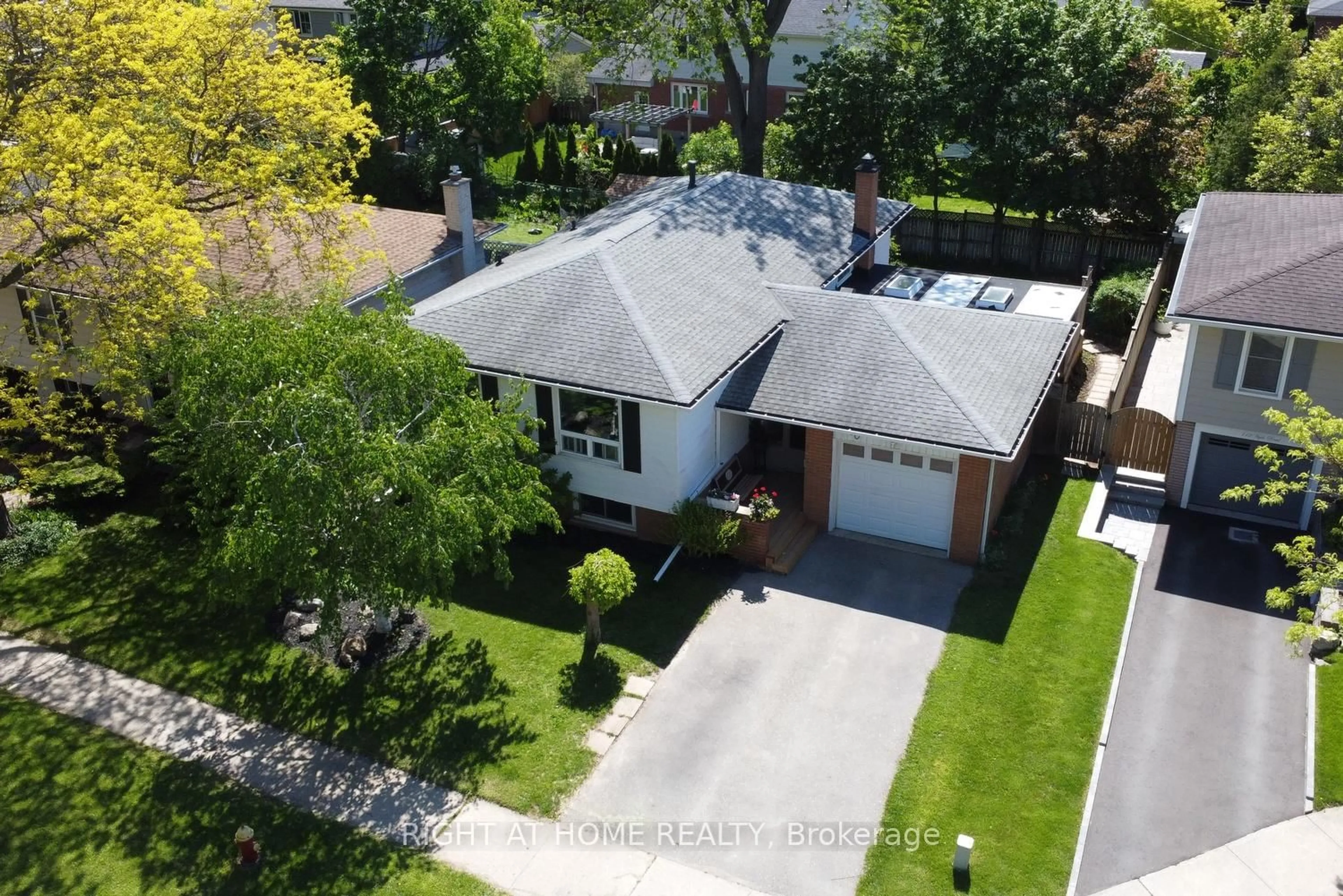A pic from outside/outdoor area/front of a property/back of a property/a pic from drone, street for 740 Hyde Rd, Burlington Ontario L7S 1S7