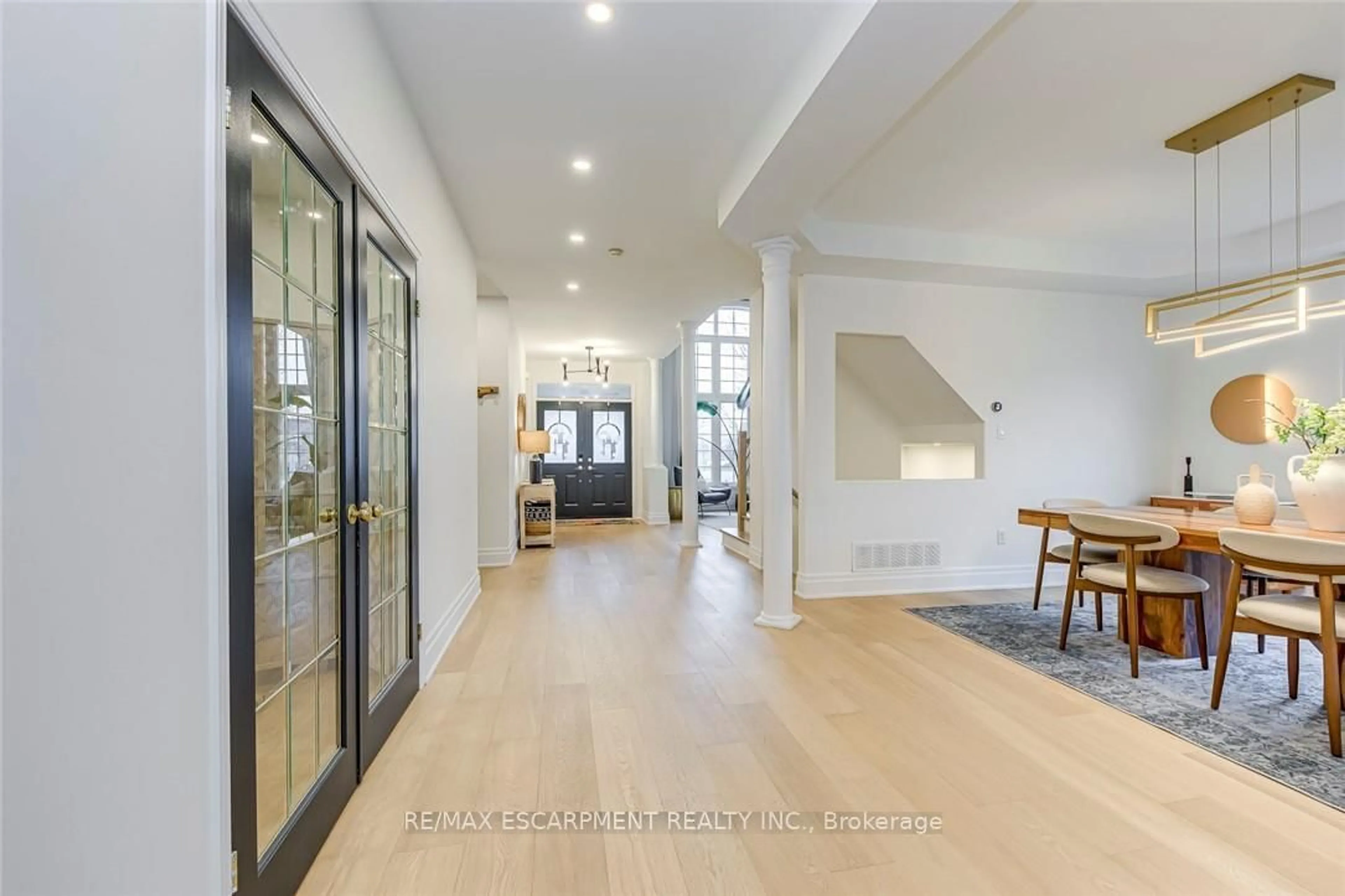 Indoor foyer for 4267 Sarazen Dr, Burlington Ontario L7M 4Z2