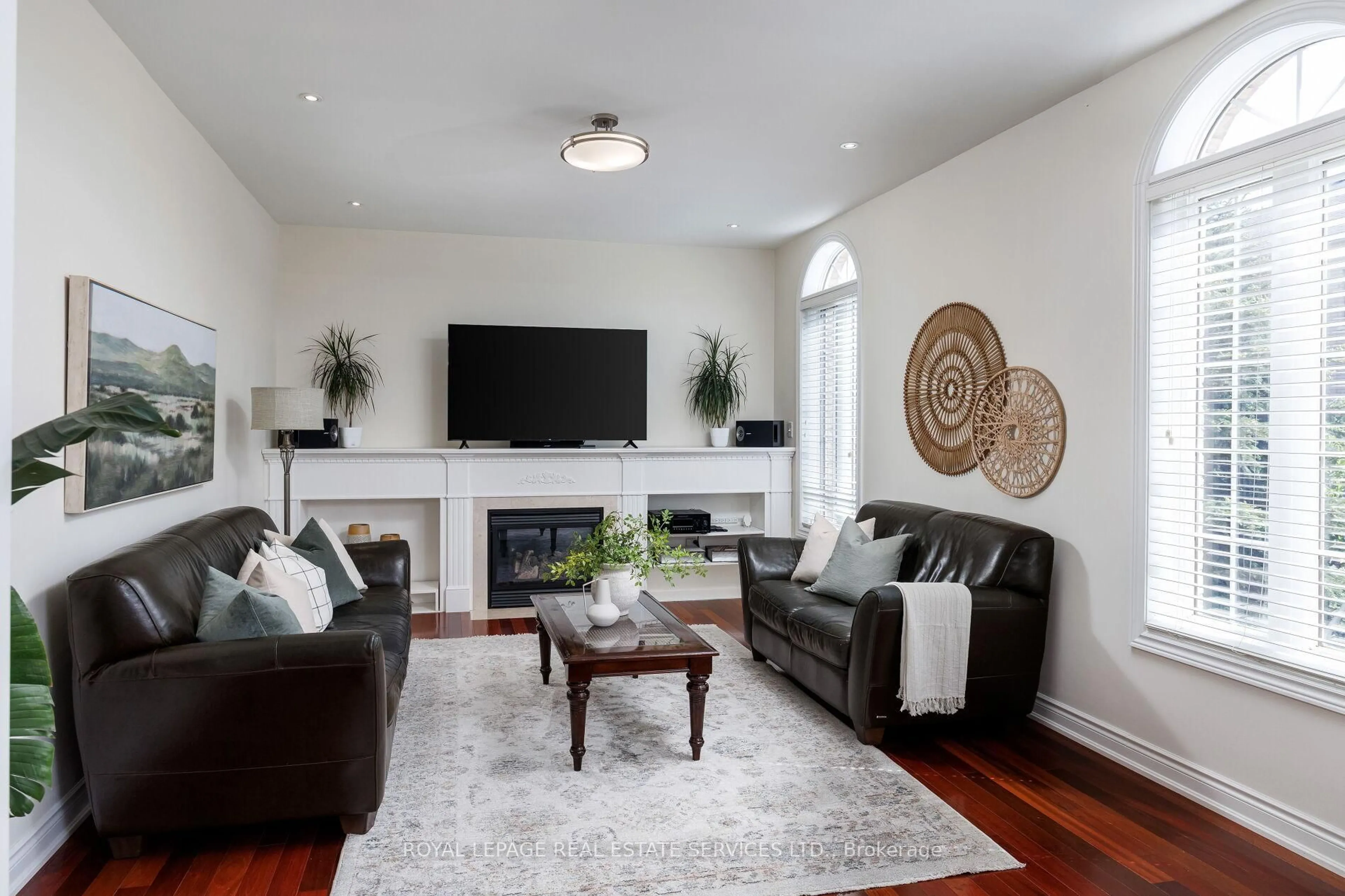 Living room with furniture, wood/laminate floor for 147 Innville Cres, Oakville Ontario L6L 0B8