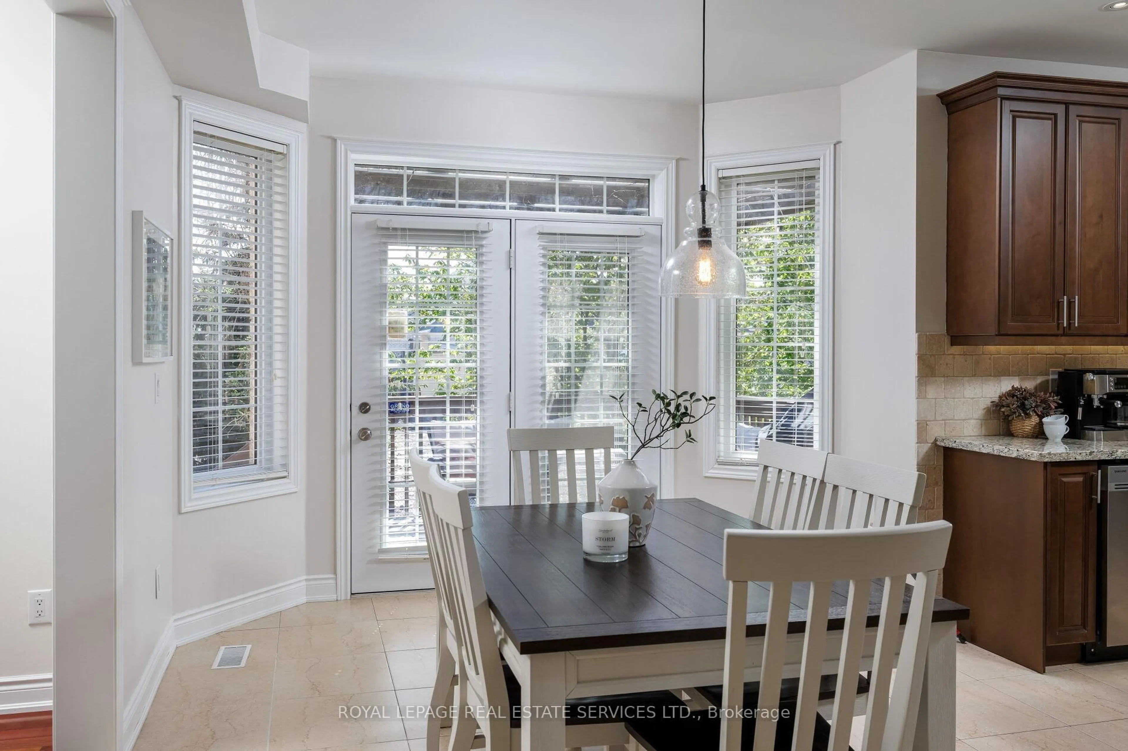 Dining room, unknown for 147 Innville Cres, Oakville Ontario L6L 0B8