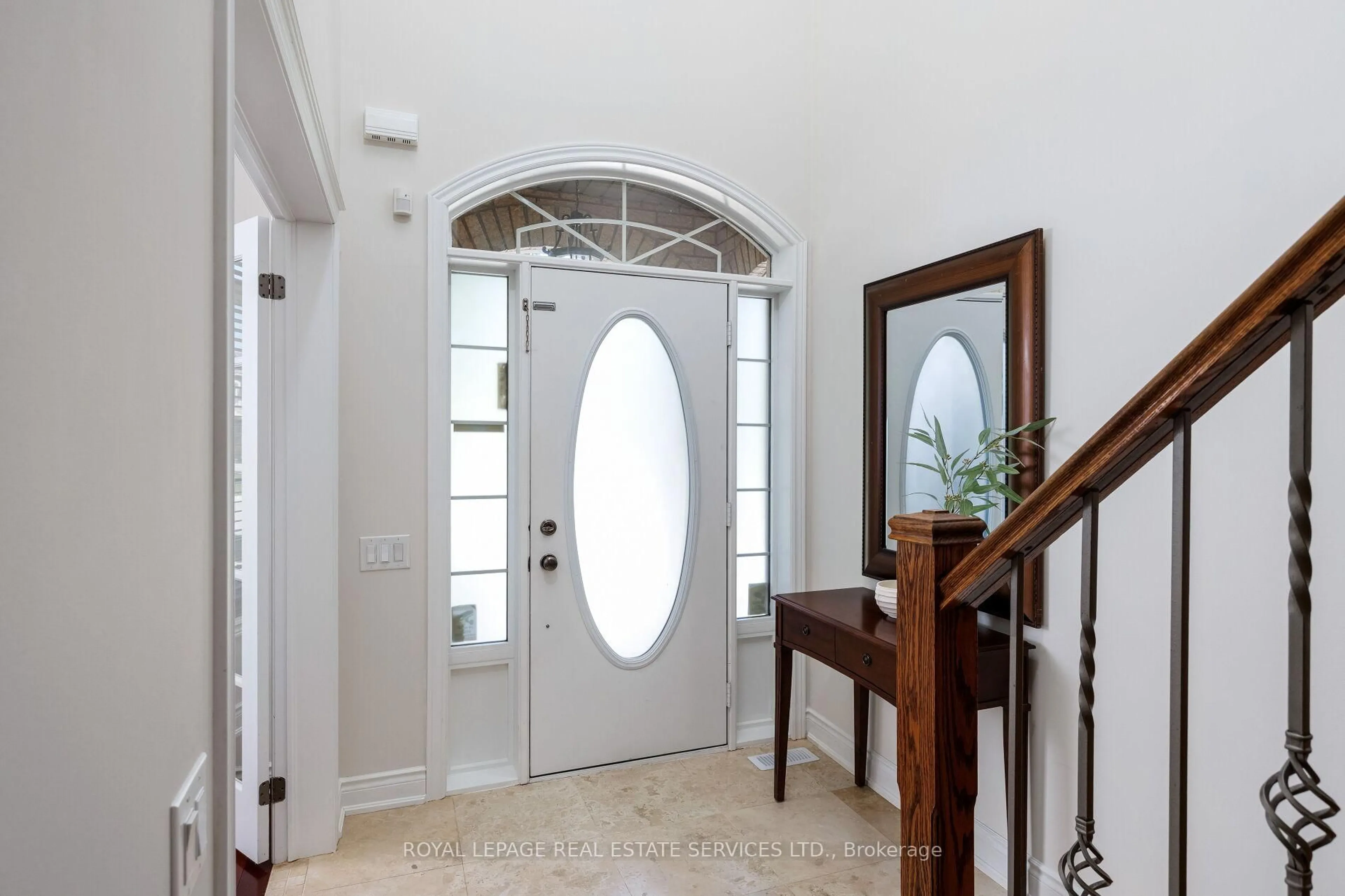 Indoor entryway for 147 Innville Cres, Oakville Ontario L6L 0B8