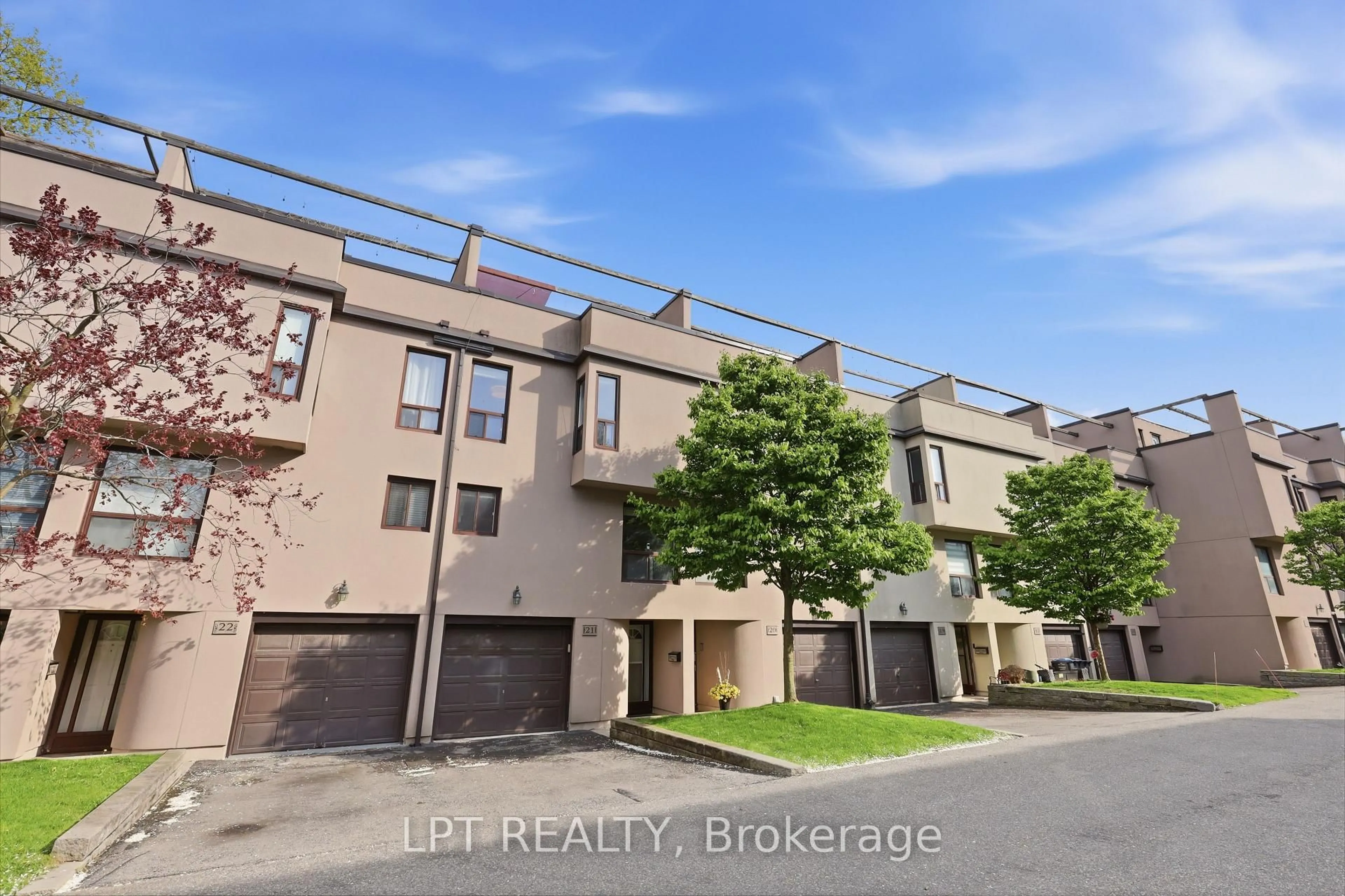 A pic from outside/outdoor area/front of a property/back of a property/a pic from drone, street for 24 Reid Dr #21, Mississauga Ontario L5M 2A6
