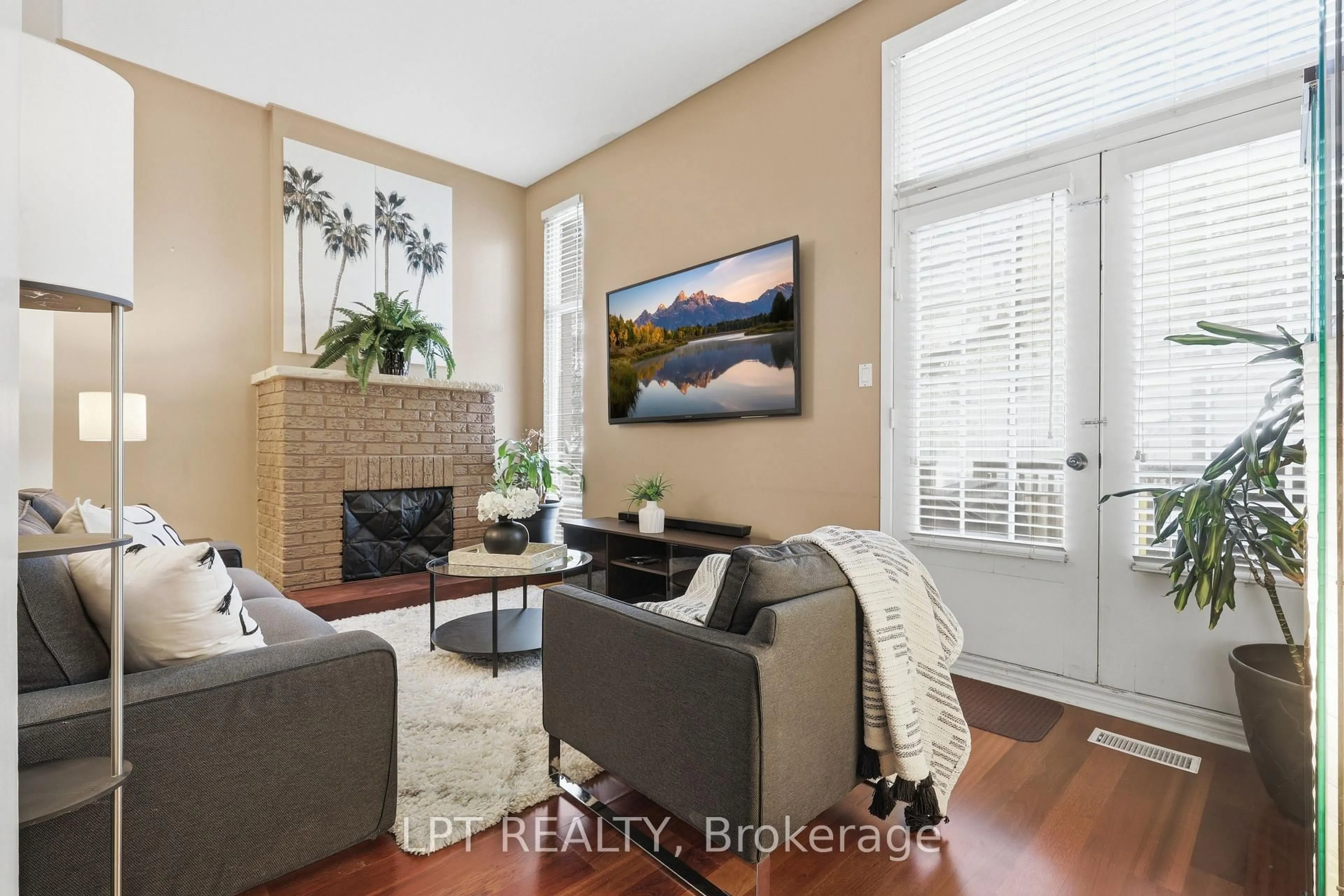 Living room with furniture, unknown for 24 Reid Dr #21, Mississauga Ontario L5M 2A6