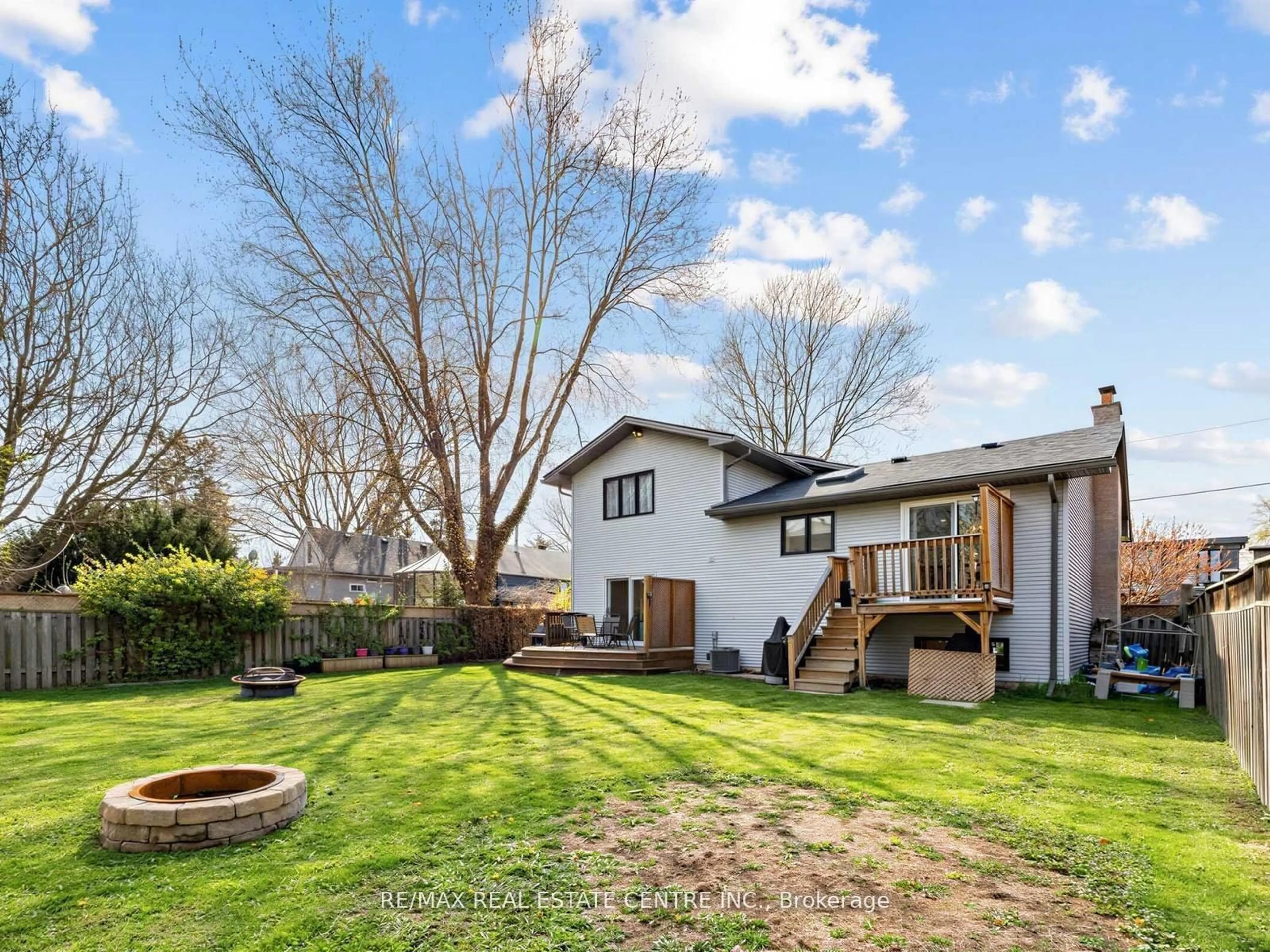 Patio, street for 592 Montbeck Cres, Mississauga Ontario L5G 1N8