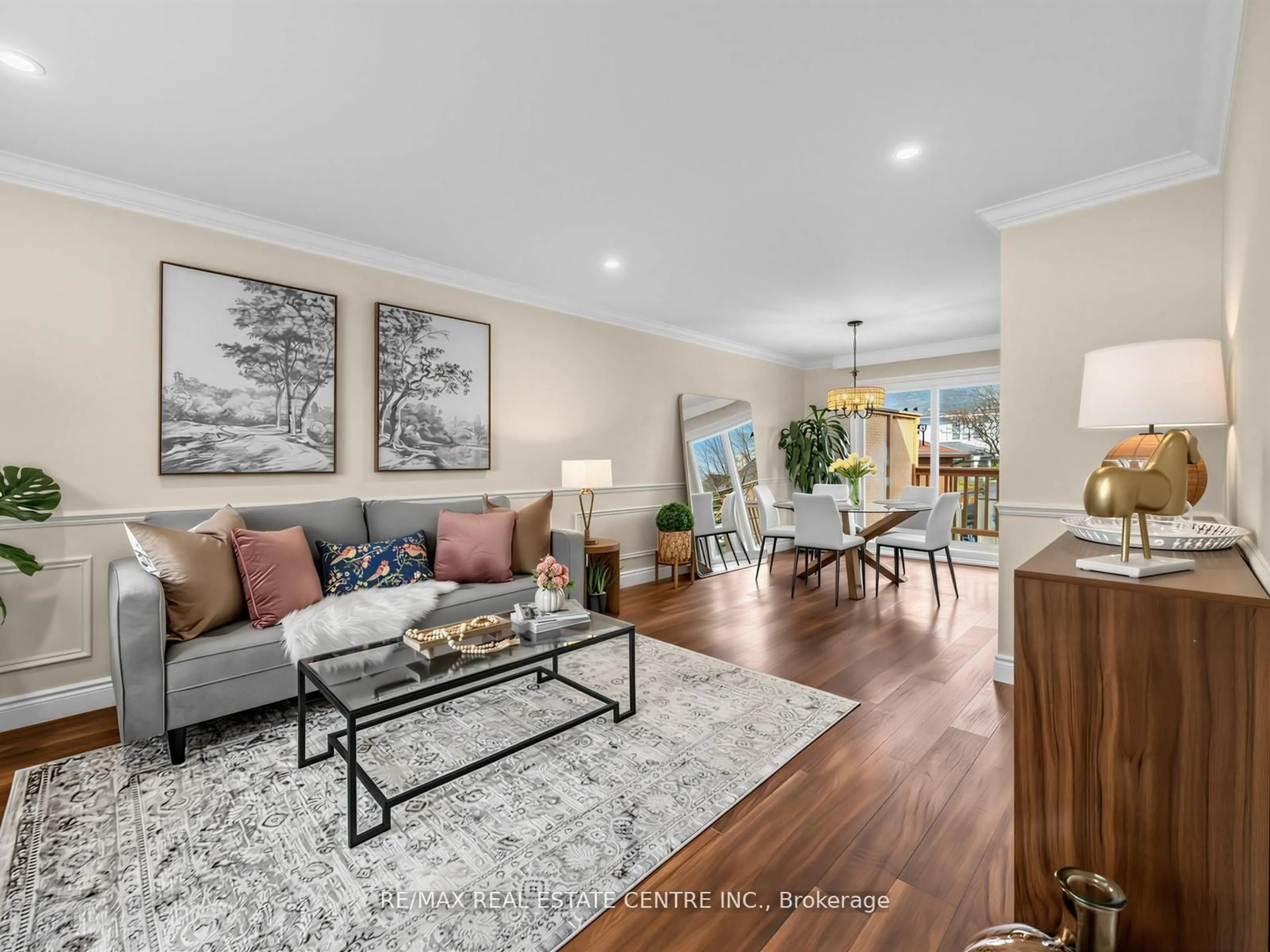 Living room with furniture, unknown for 592 Montbeck Cres, Mississauga Ontario L5G 1N8