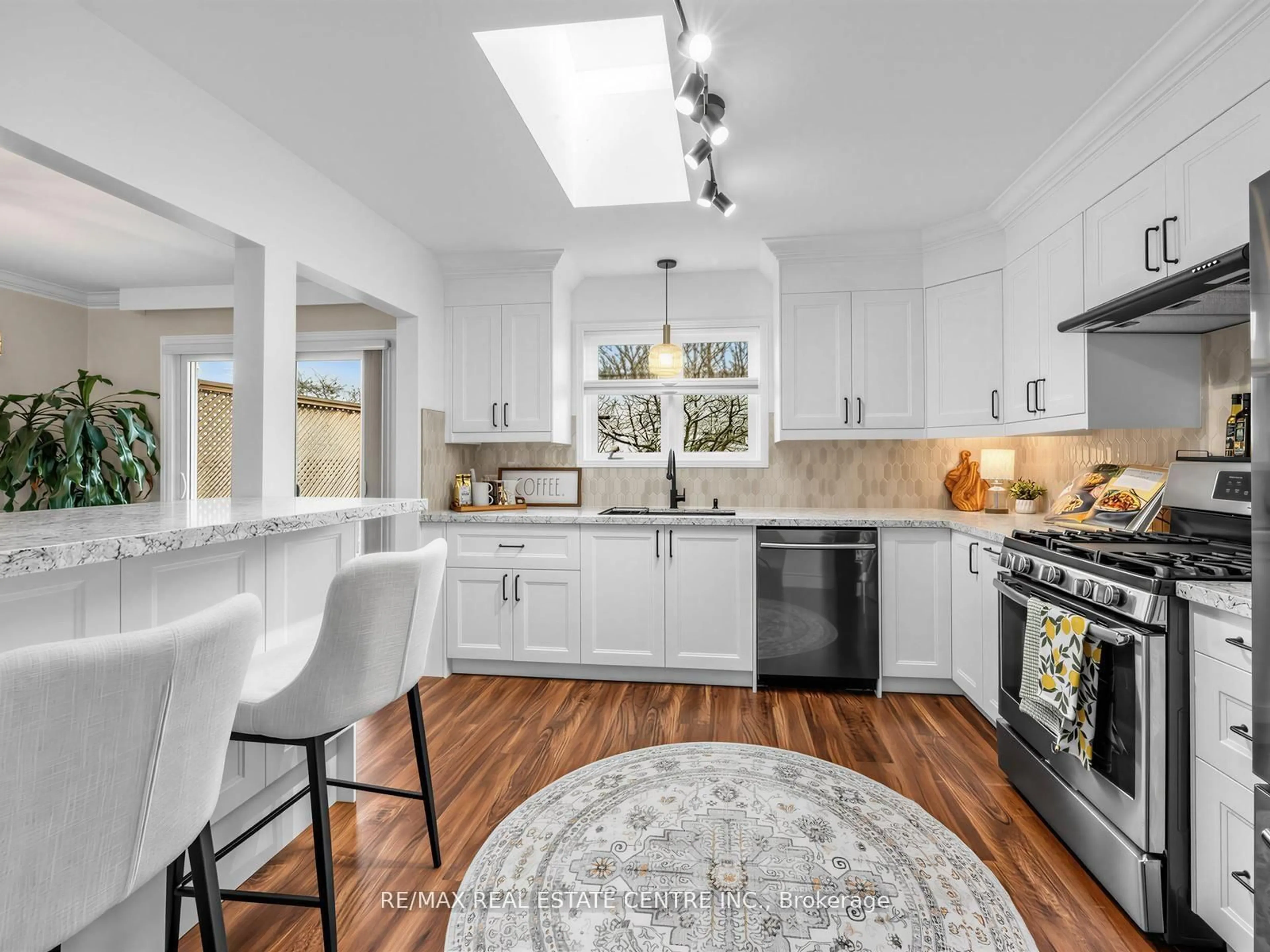 Open concept kitchen, ceramic/tile floor for 592 Montbeck Cres, Mississauga Ontario L5G 1N8