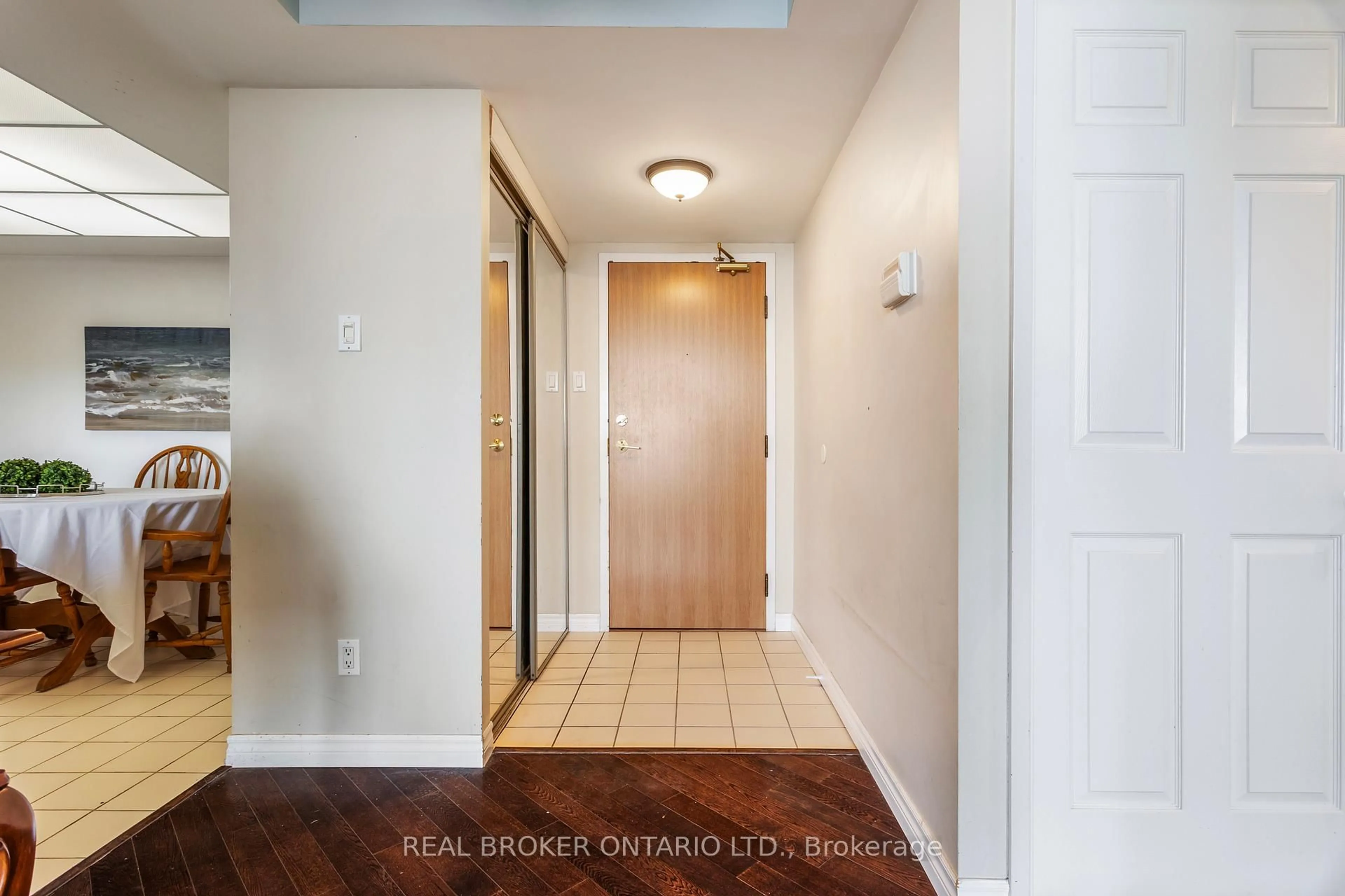 Indoor entryway for 330 Mill St #1005, Brampton Ontario L6Y 3V3