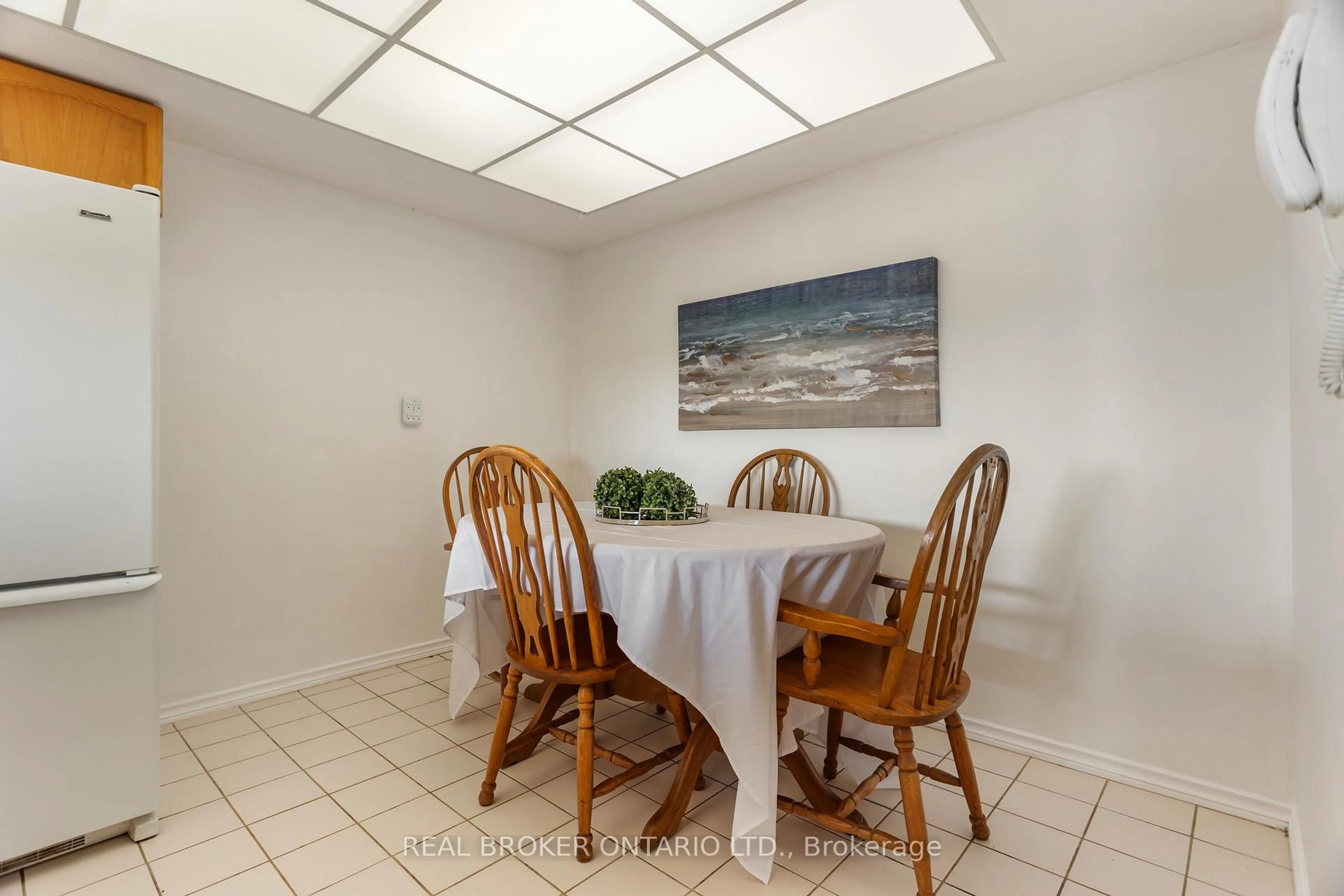 Dining room, ceramic/tile floor for 330 Mill St #1005, Brampton Ontario L6Y 3V3