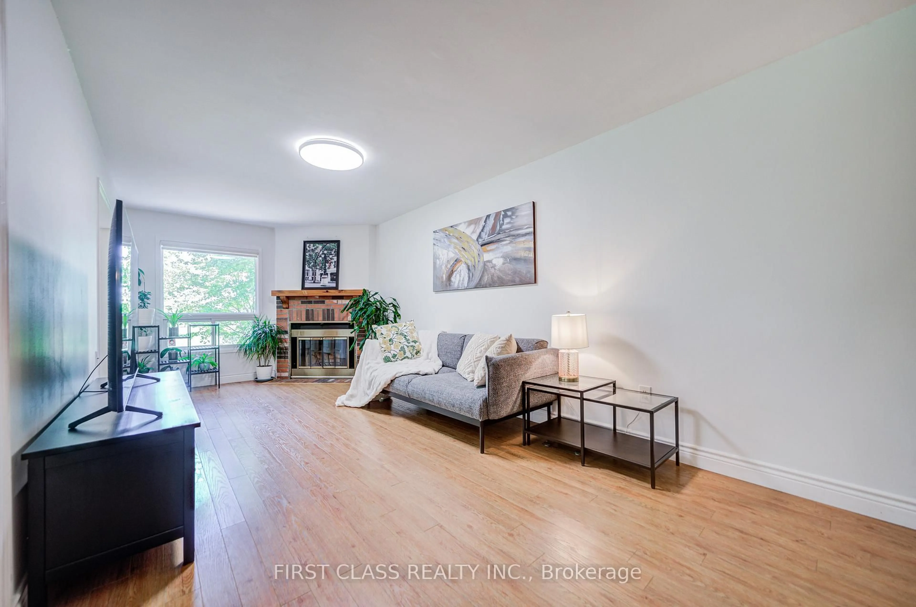 Living room with furniture, wood/laminate floor for 4605 Donegal Dr #33, Mississauga Ontario L5M 4X7