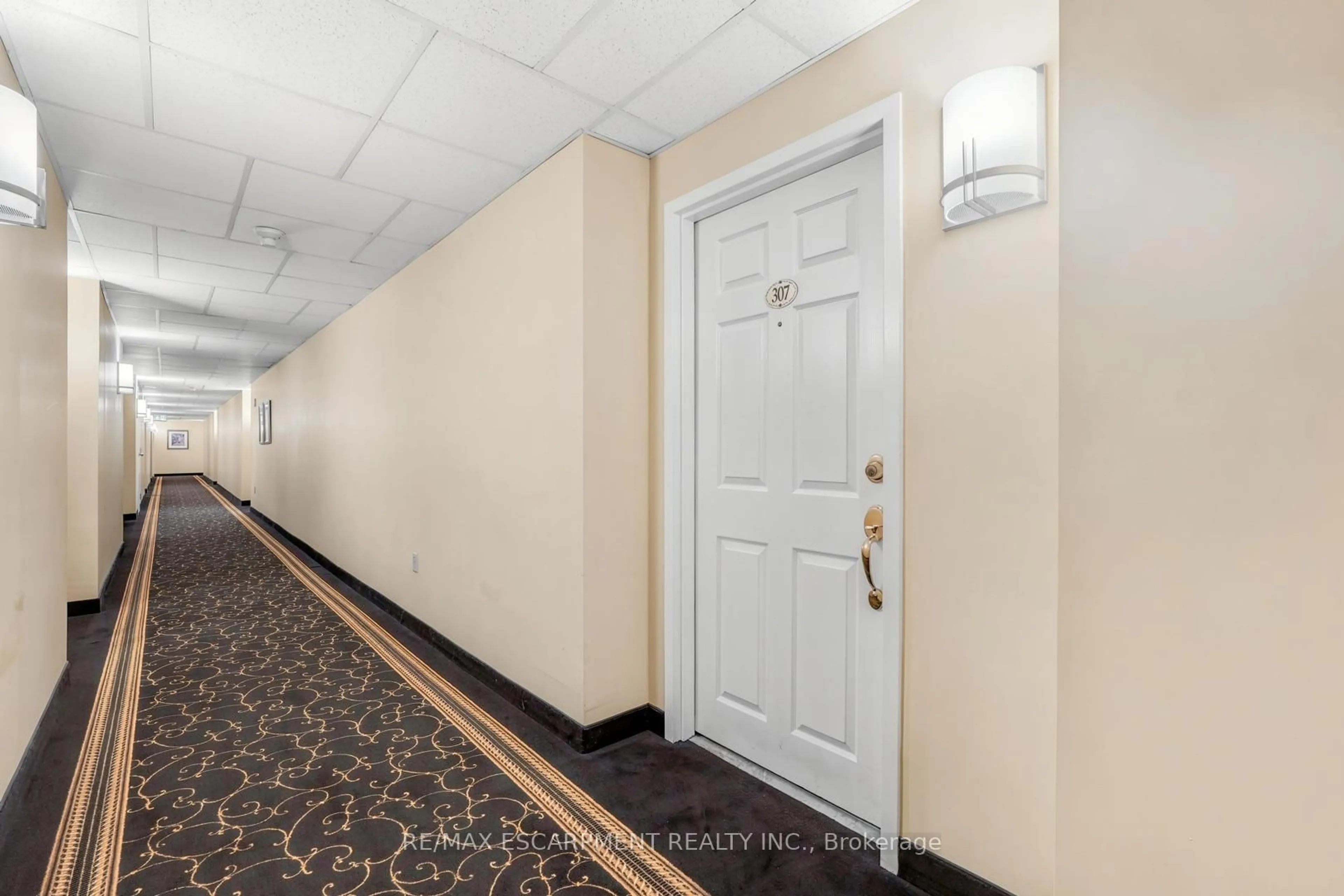 Indoor foyer for 216 Plains Rd #A307, Burlington Ontario L7T 4M3