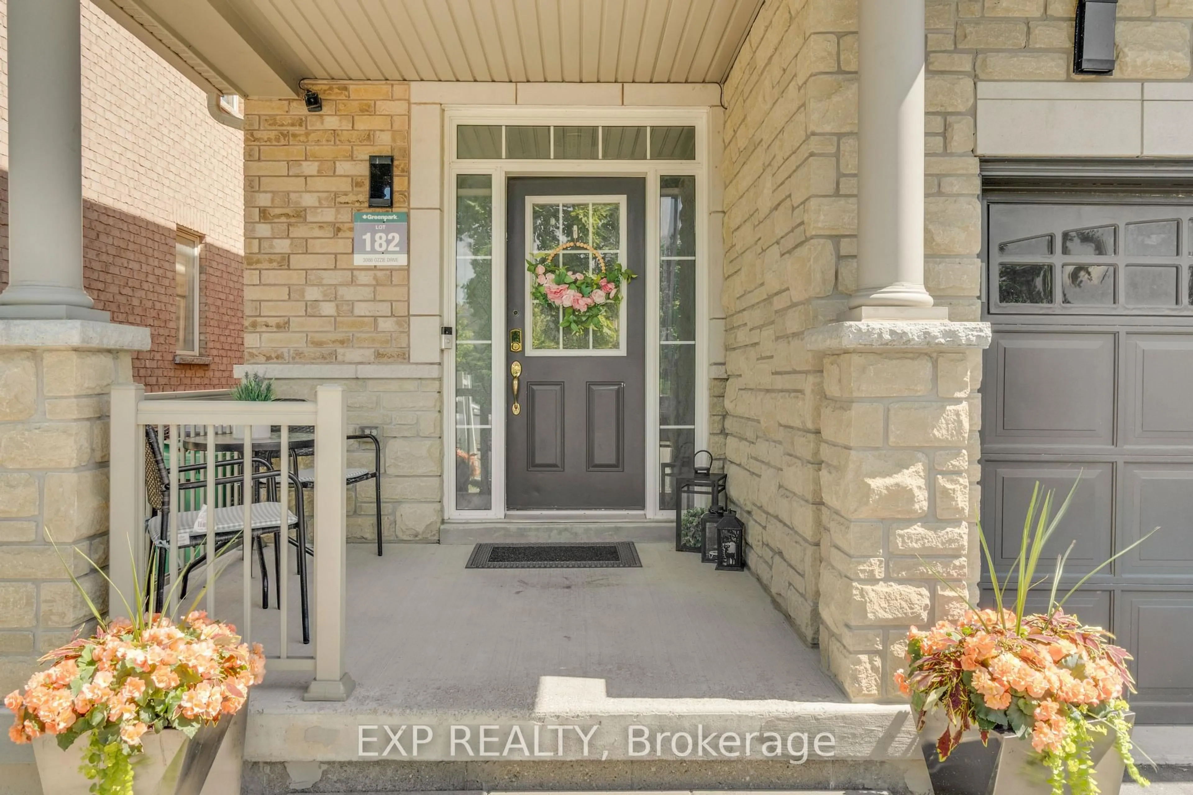 Indoor entryway for 3086 Ozzie Dr, Mississauga Ontario L5M 0V9